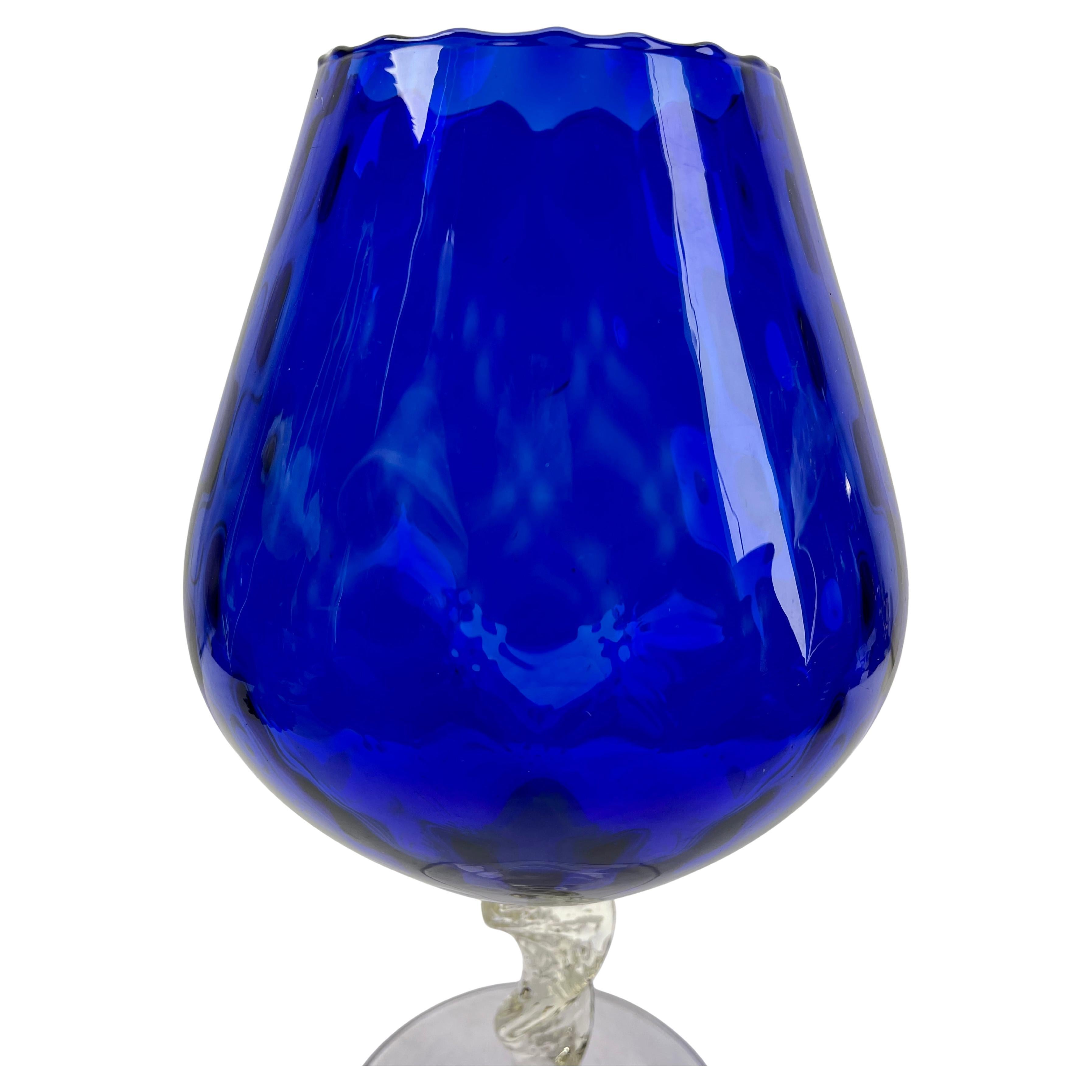 Vaso opalino italiano cobalto opalescente d'epoca su piede da Firenze, anni '60 in vendita 1