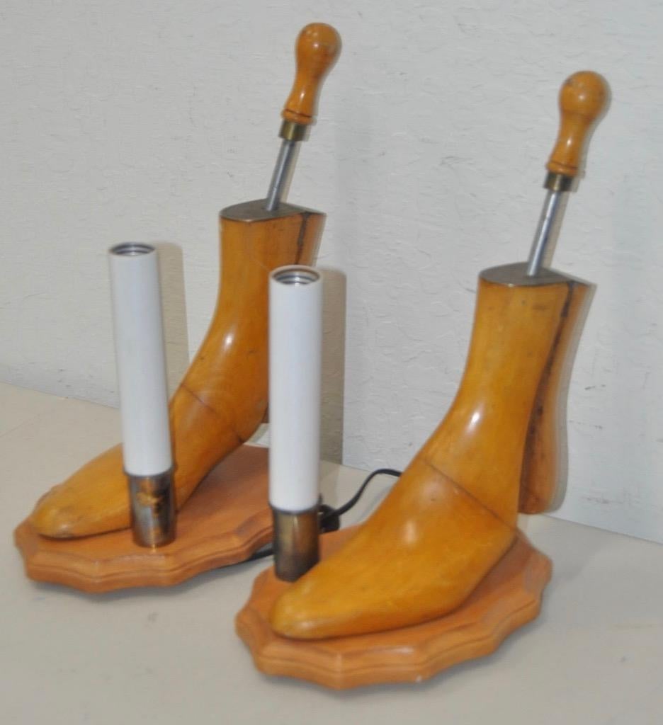 Formes de chaussures de cordonnier vintage converties en lampes de table

Il s'agit de magnifiques anciennes formes de chaussures de cordonnier qui ont été transformées en lampes de table.

Pas de nuances. Câblé et prêt à éclairer.

Dimensions