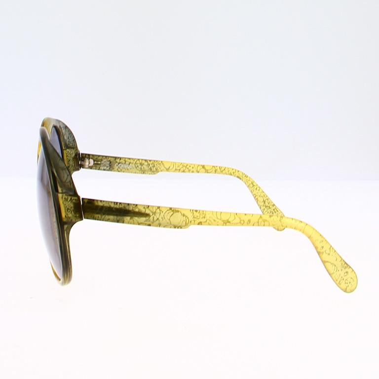 Discover this exceptional Cobra frame, a true vintage treasure from the 1970s, crafted in optyl, a lightweight and durable material celebrated for its luxurious finish. Its stunning gradient green hue captures the essence of retro sophistication,