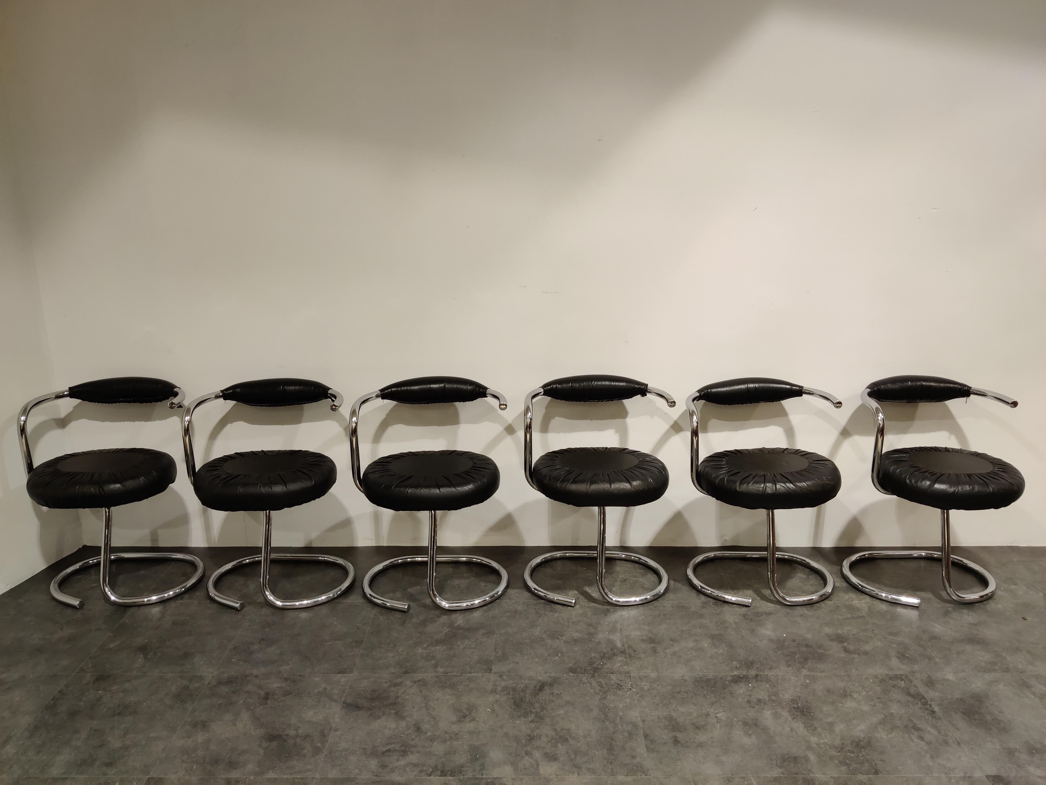 Set of 6 'cobra' chairs designed by Italian designer Giotto Stoppino.

Comes with their original black leather upholstery.

Good original condition with normal wear, no rust. 

1970s - Italy

Measurements
Width 58 cm/22.8