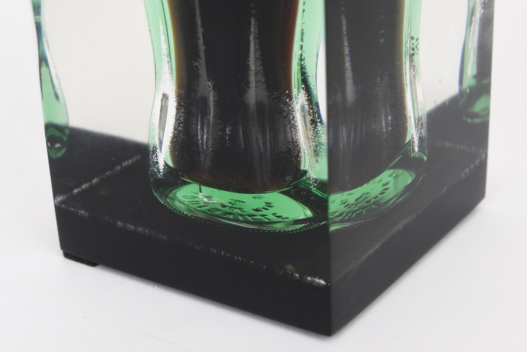 Scultura vintage in lucite incastonata in una bottiglia di Coca-Cola, in stile Pop Art. in vendita 3