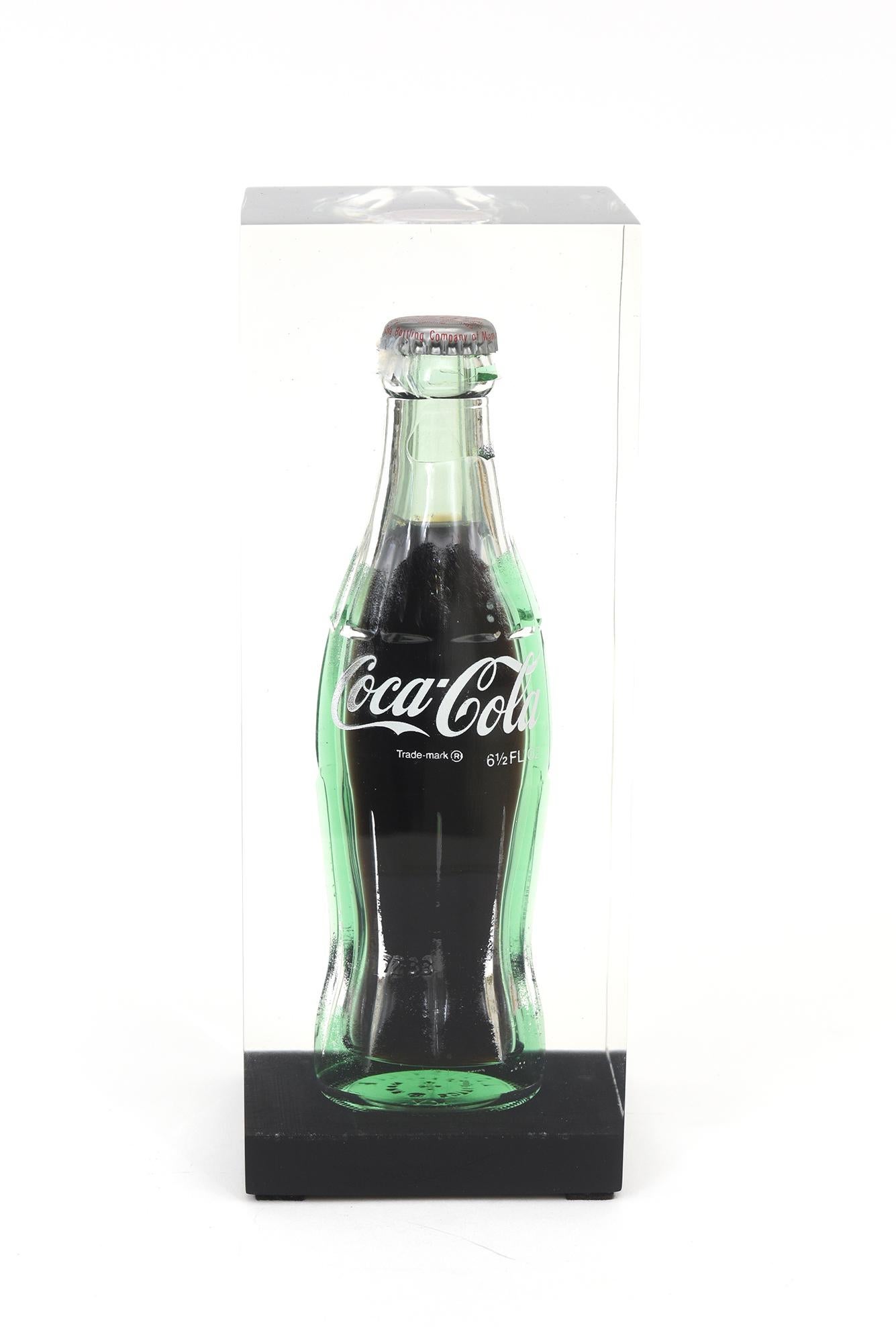 Questa scultura pop art vintage in lucite è una bottiglietta di coca cola racchiusa e incastonata in una colonna di lucite. La bottiglia galleggia e non è mai stata aperta. Dagli anni '70. Divertente!