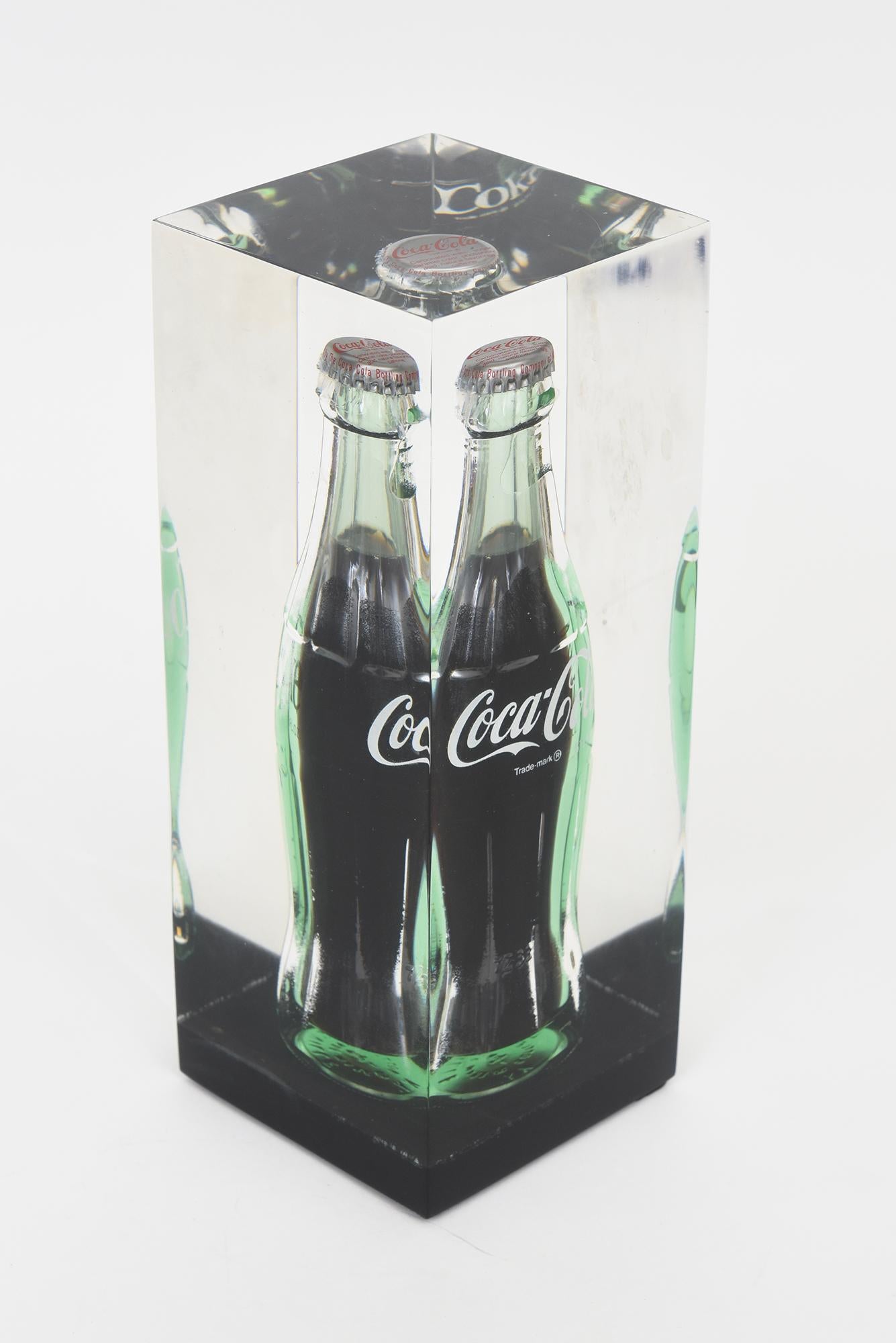 Moderno Scultura vintage in lucite incastonata in una bottiglia di Coca-Cola, in stile Pop Art. in vendita