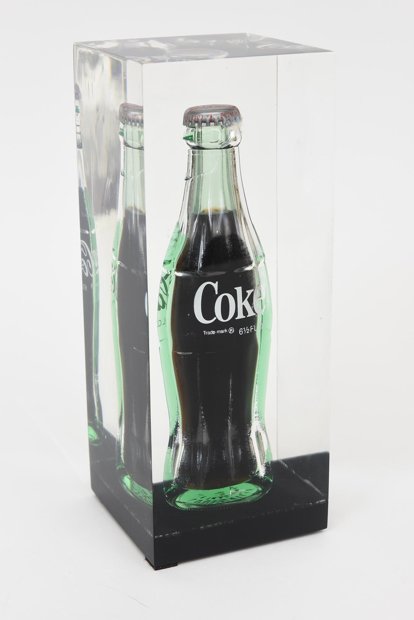 Americano Scultura vintage in lucite incastonata in una bottiglia di Coca-Cola, in stile Pop Art. in vendita