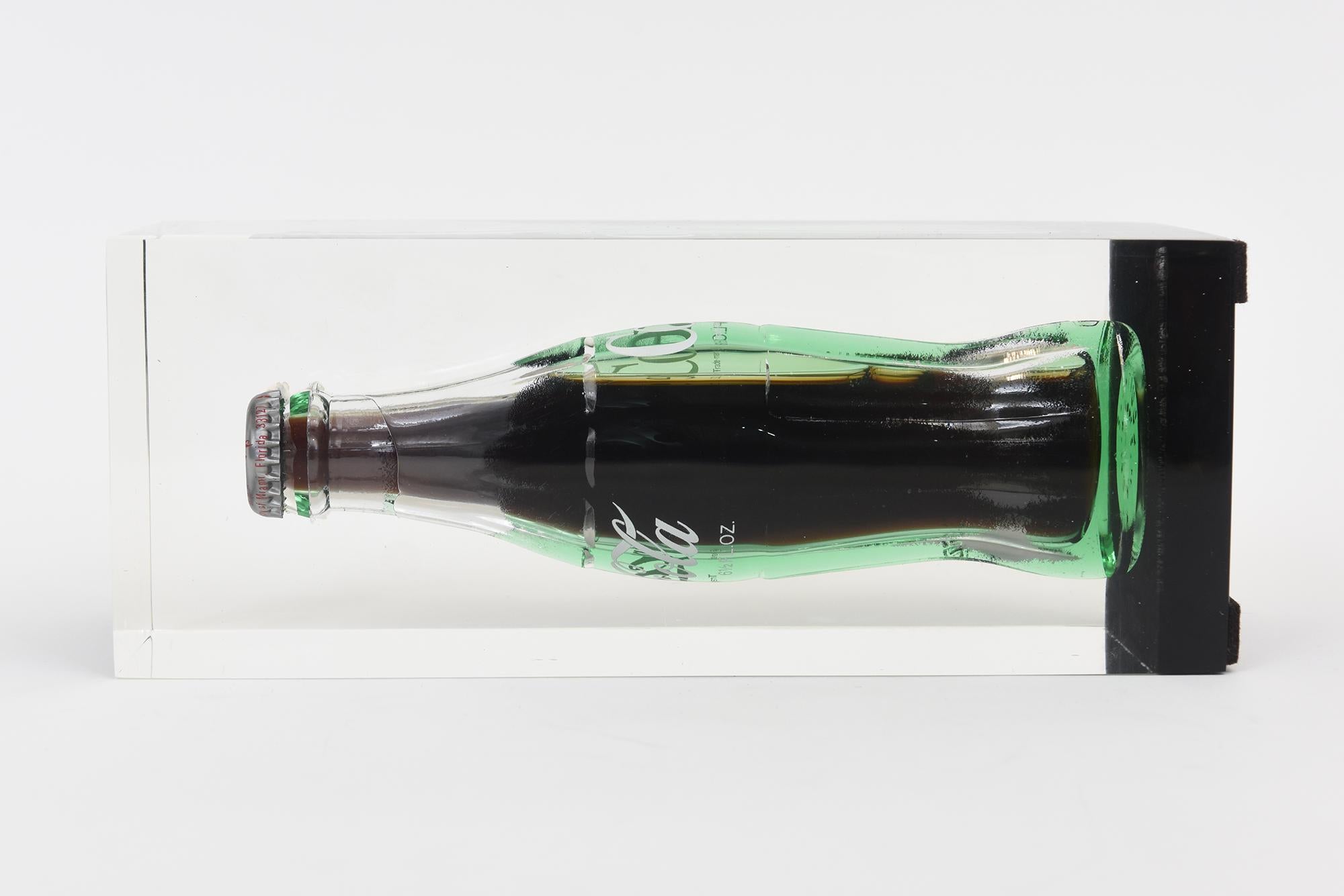 Fine XX secolo Scultura vintage in lucite incastonata in una bottiglia di Coca-Cola, in stile Pop Art. in vendita