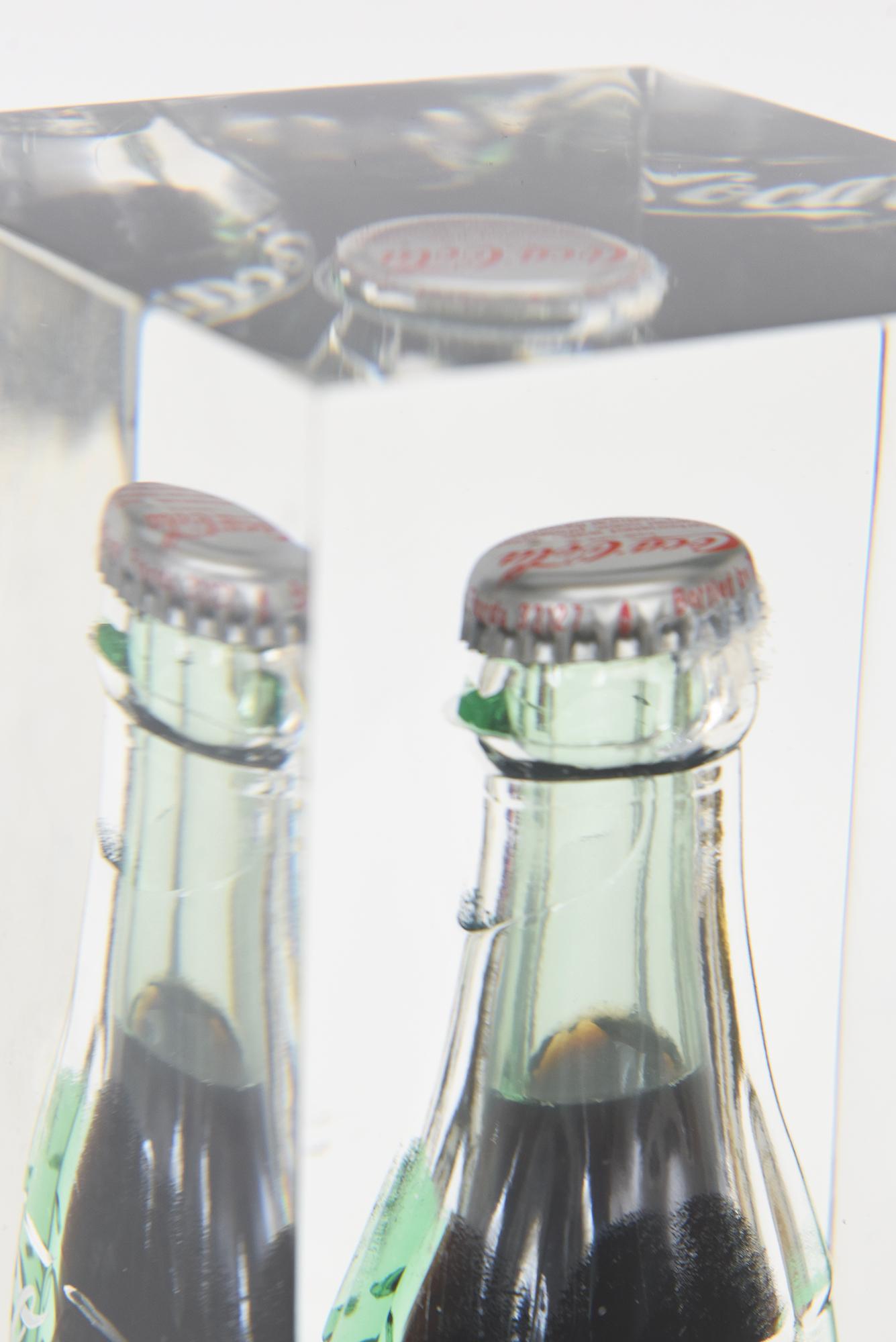 Vetro Scultura vintage in lucite incastonata in una bottiglia di Coca-Cola, in stile Pop Art. in vendita