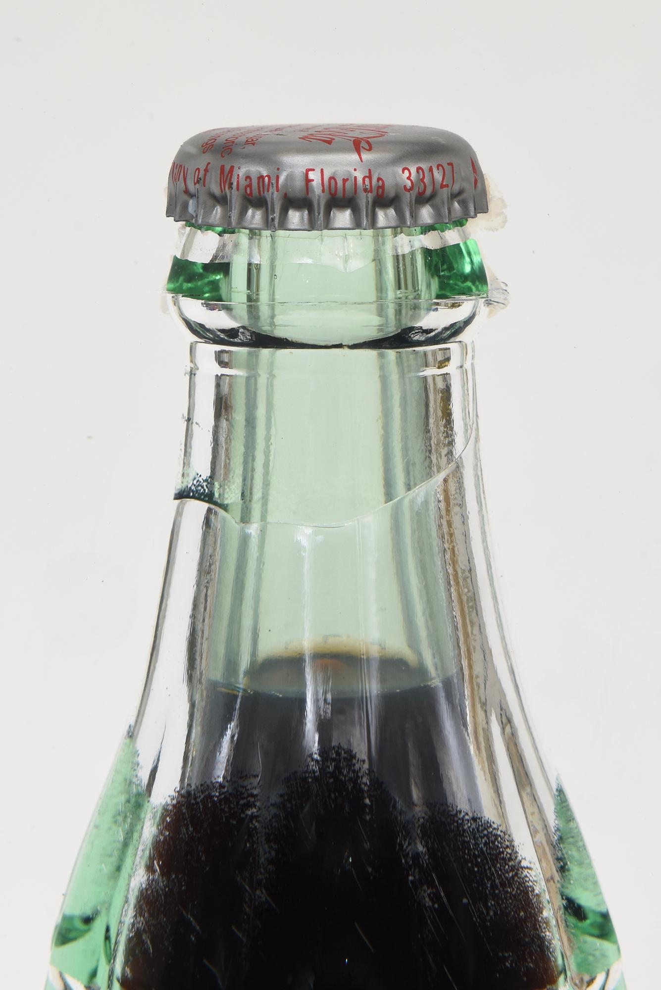 Scultura vintage in lucite incastonata in una bottiglia di Coca-Cola, in stile Pop Art. in vendita 1