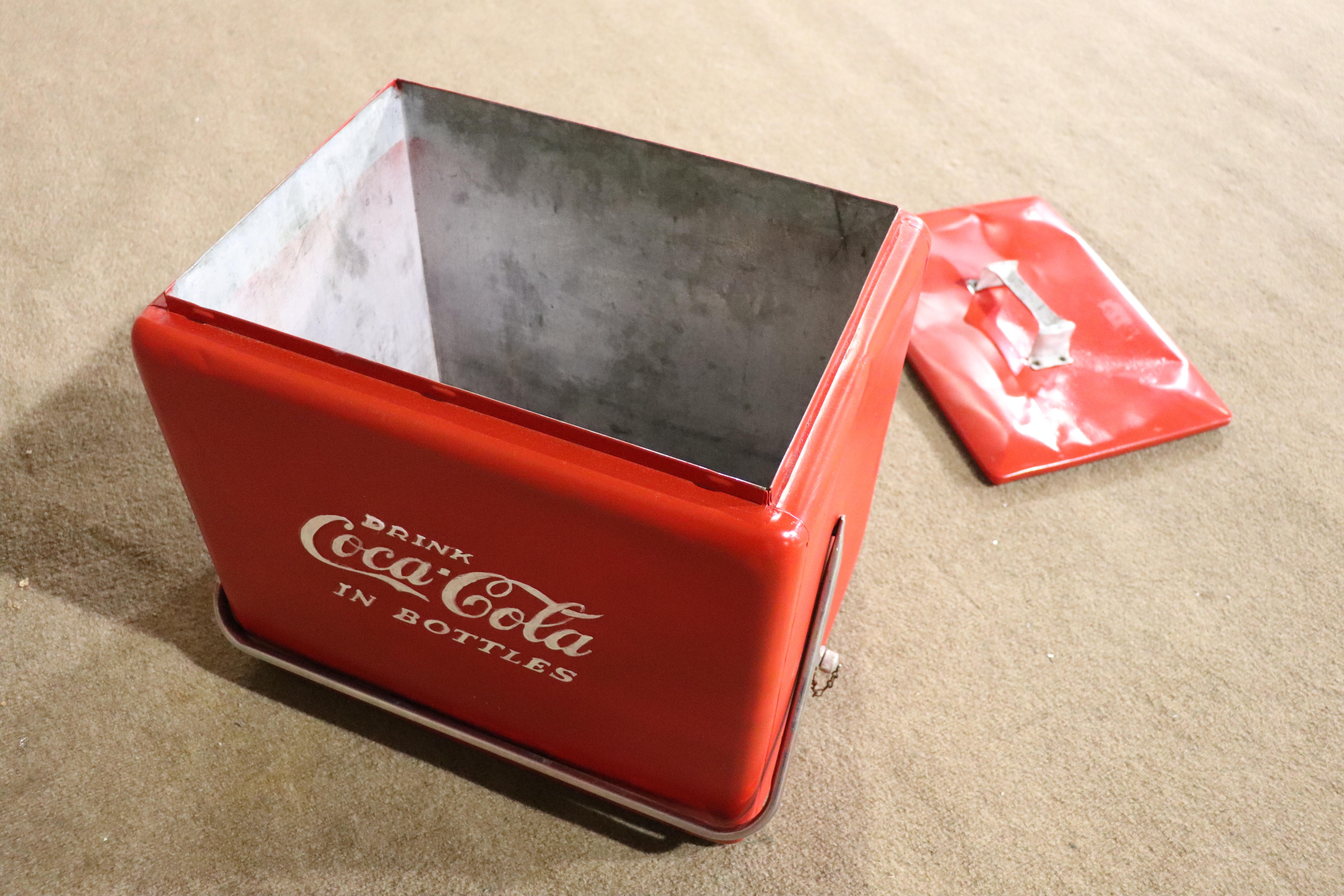 Métal Rafraîchisseur à glace Coca-Cola vintage en vente