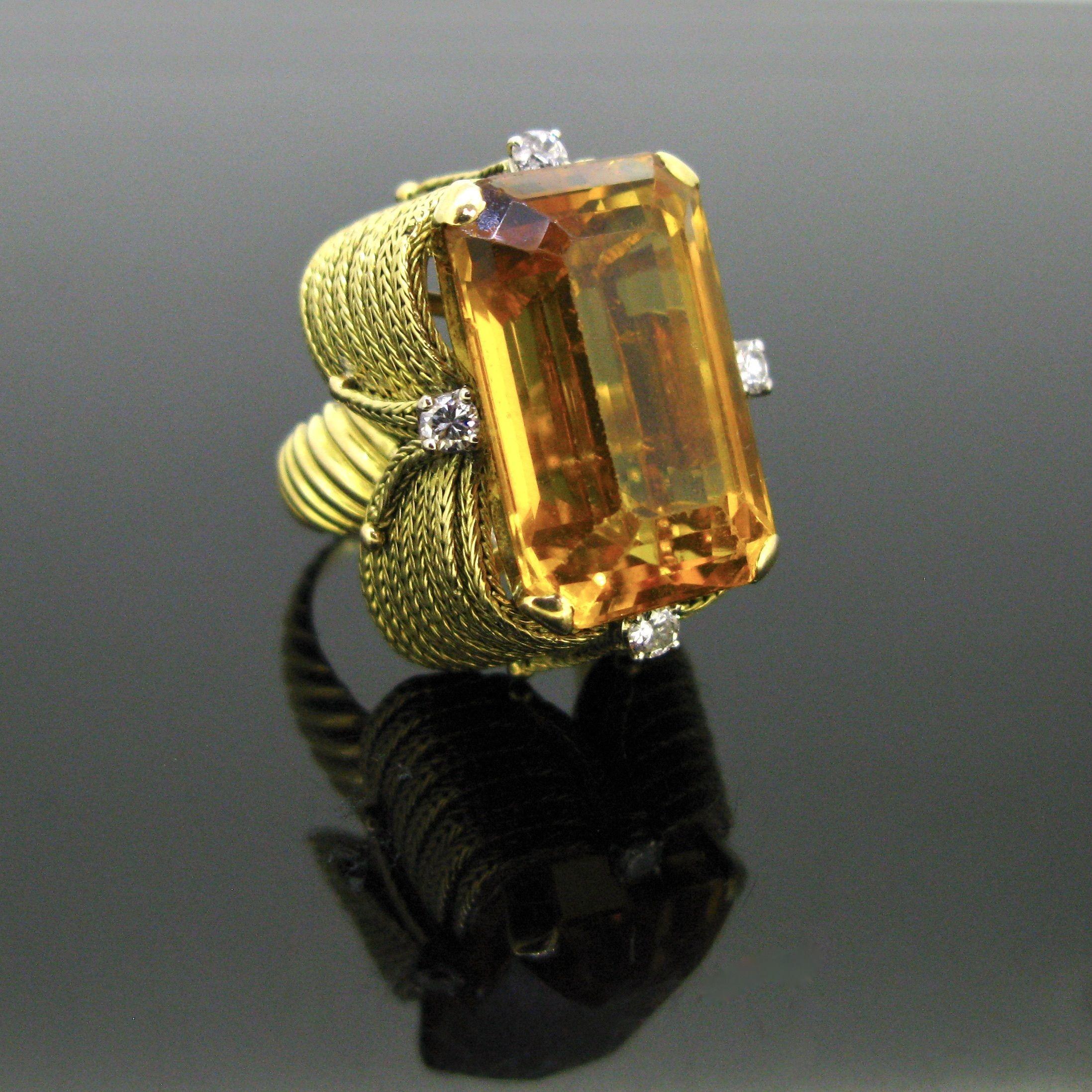 Gewicht: 26.7gr

Metall: 18kt Gelbgold

Steine: 1 Citrin
- • Schliff: Rechteckiger Schliff
- • Karat: 22ct ungefähr

Andere: 4 Diamanten im Brillantschliff
- • Gesamtkaratgewicht: ca. 0,30ct

Zustand: Sehr gut

Kommentare: Dieser schöne, gewagte