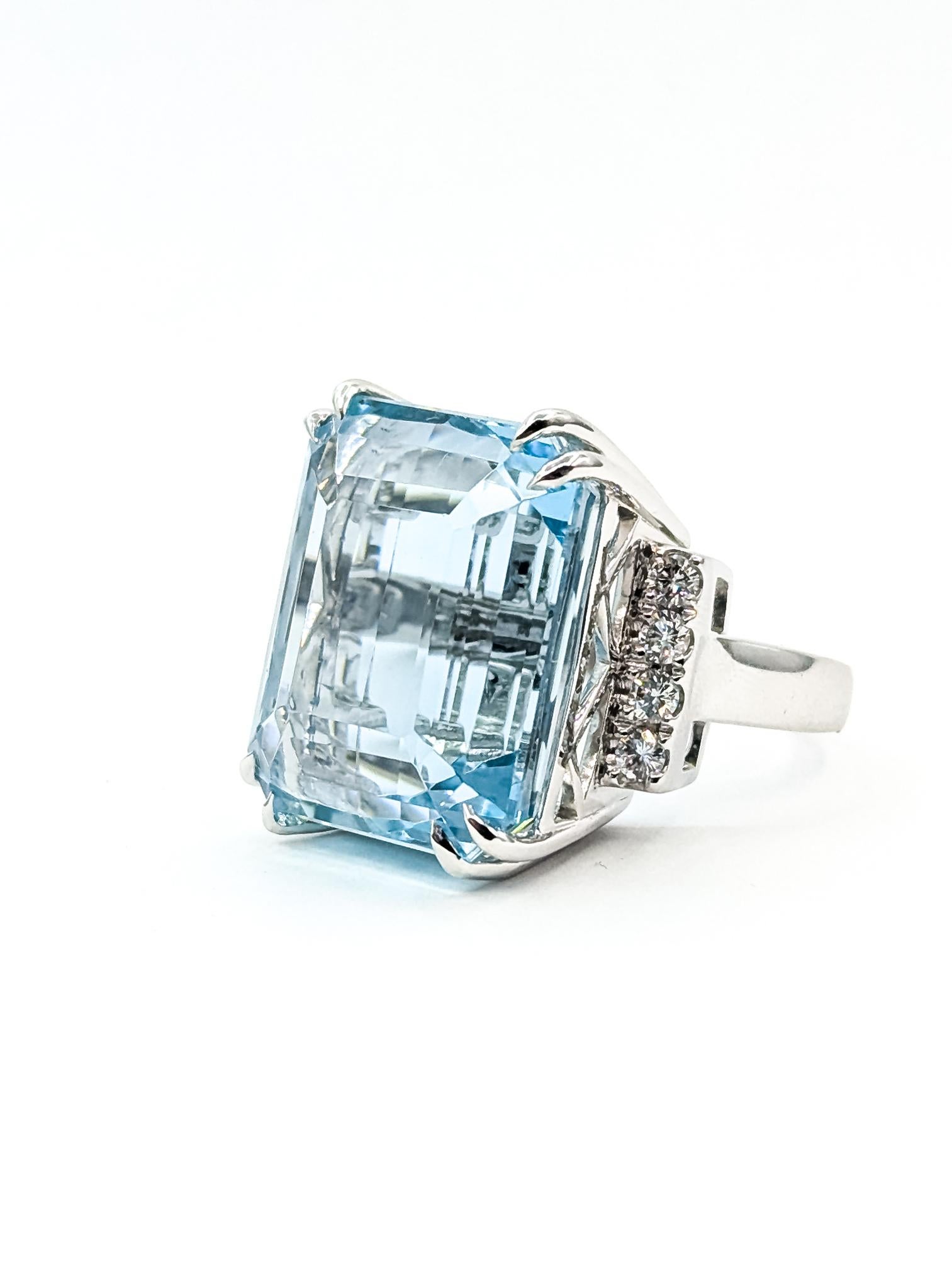 Moderno Anello cocktail vintage con acquamarina e diamanti in 18 carati in vendita