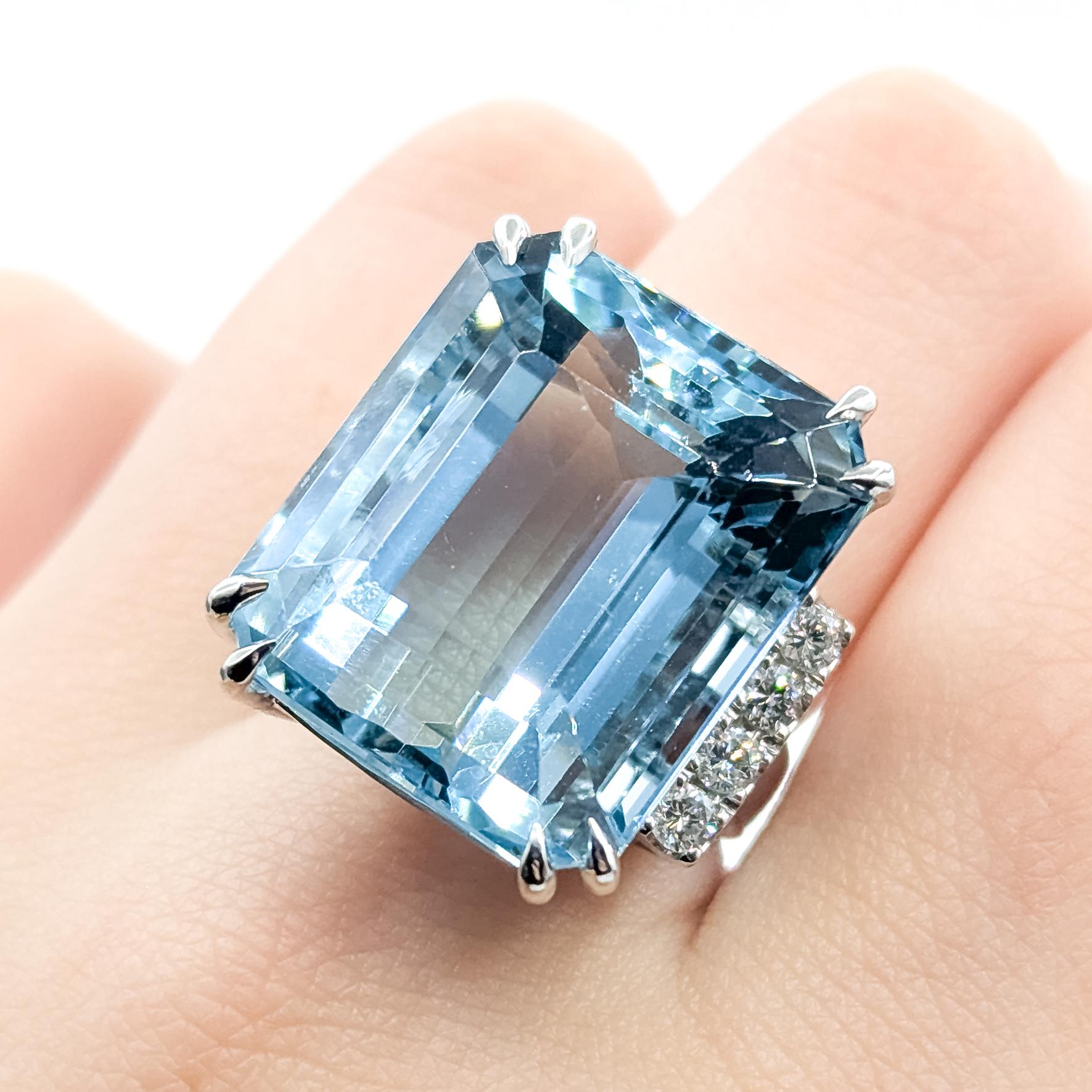 Anello cocktail vintage con acquamarina e diamanti in 18 carati In condizioni ottime in vendita a Bloomington, MN