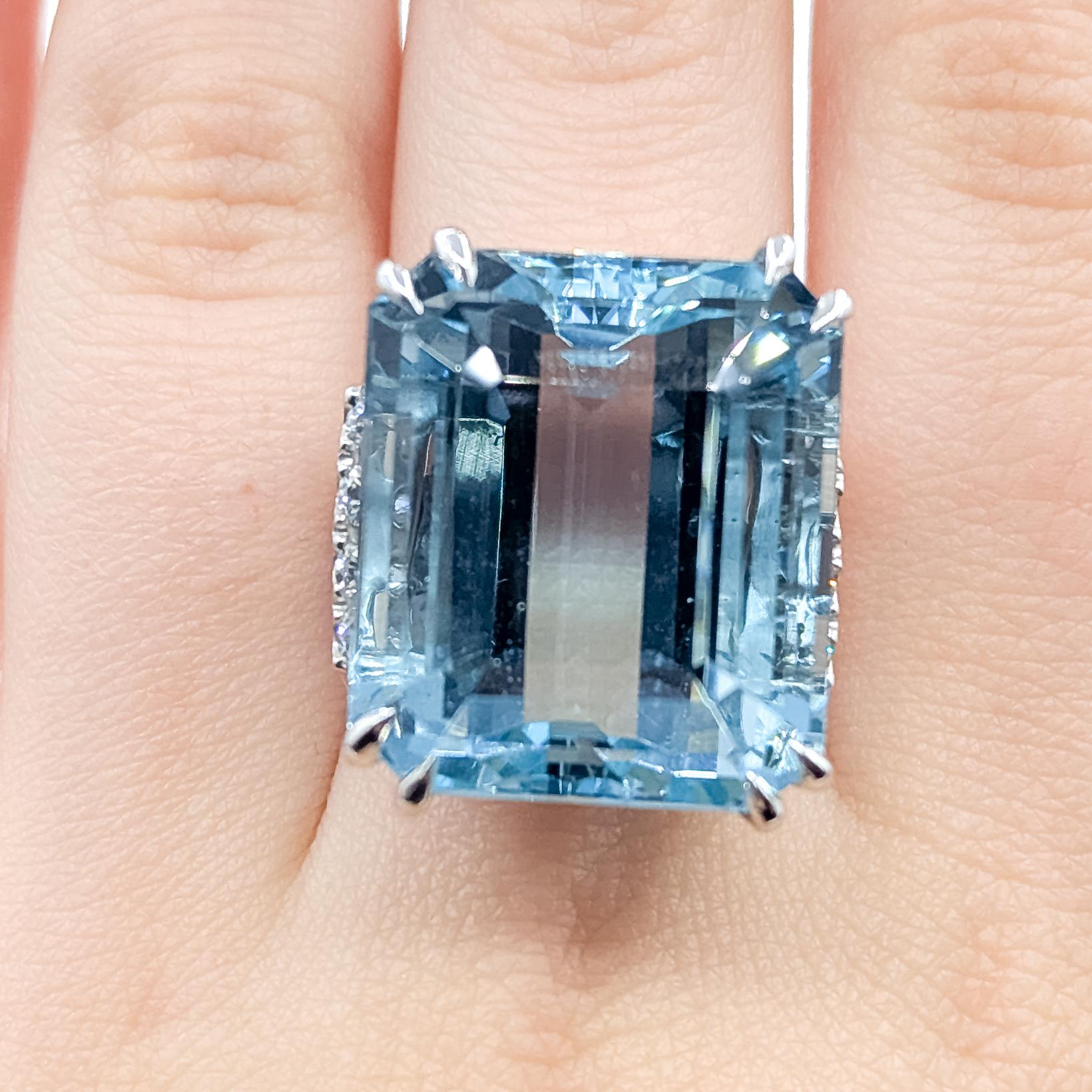 Donna Anello cocktail vintage con acquamarina e diamanti in 18 carati in vendita