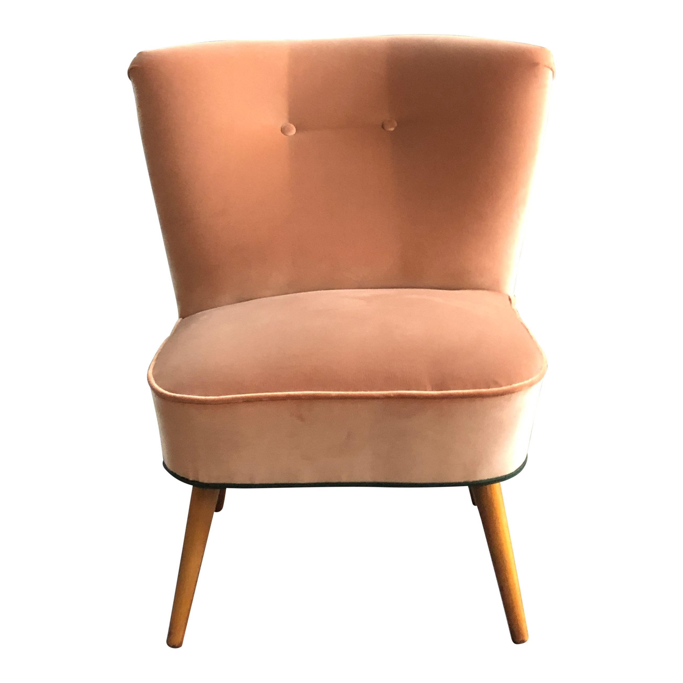 After the sober 1940s, there was a return to economic prosperity and optimism in the years thereafter. This was also seen in the development of furniture. This chair is a good example of this period. It is a so called cocktail/club chair from the