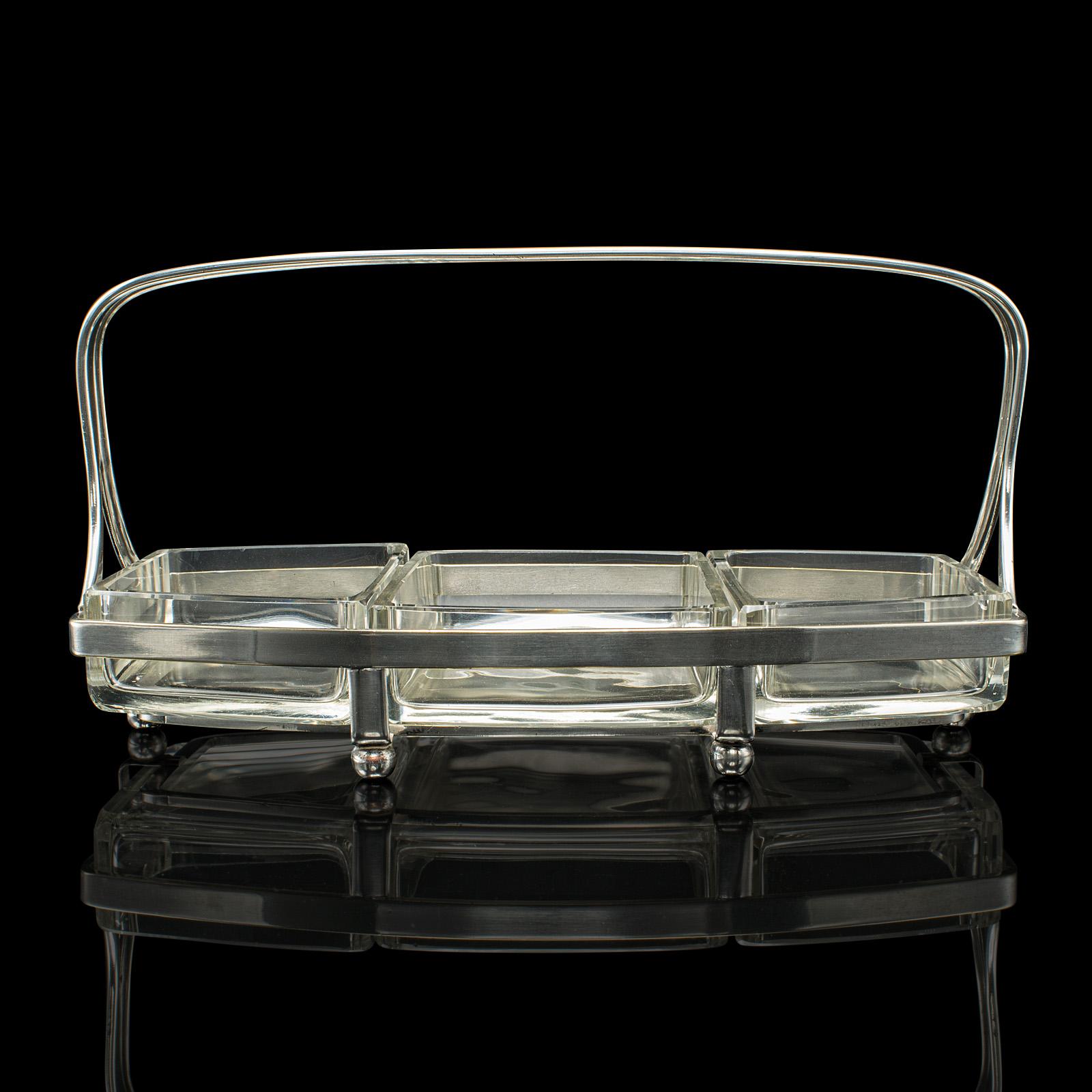 
Se trata de una bandeja vintage para aperitivos de cócteles. Servicio de entremeses inglés, de plata y cristal, del periodo Art Déco, hacia 1930.

De tonalidad y forma atractivas, ideal para pequeñas reuniones
Presenta una deseable pátina