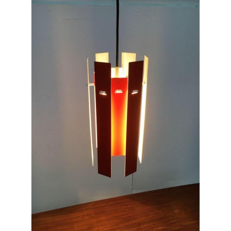 Rara lámpara colgante del fabricante danés fog & mørup, diseñada por henning rehhof en los años 70. Una rara pieza de coleccionista.

Un diseño minimalista de materialidad sencilla. El diseño se basa en un sistema sencillo. Añadiendo elementos de