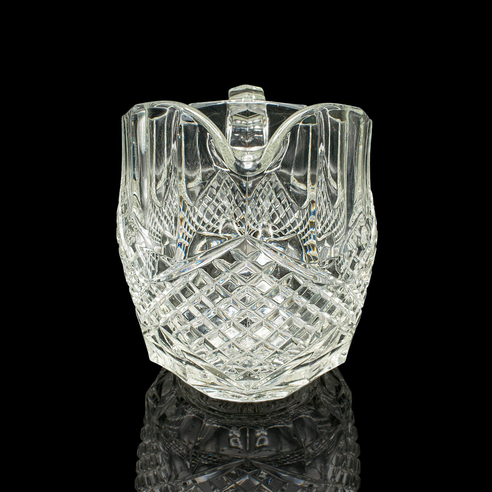 Dies ist ein Vintage-Cocktail-Ausgießer, ein englischer Bowle- oder Schnapsbecher aus geschliffenem Glas aus der Mitte des 20. Jahrhunderts, etwa um 1960. Ein reizvolles Stück Bargeschirr aus der Mitte des Jahrhunderts, das mit einem klaren