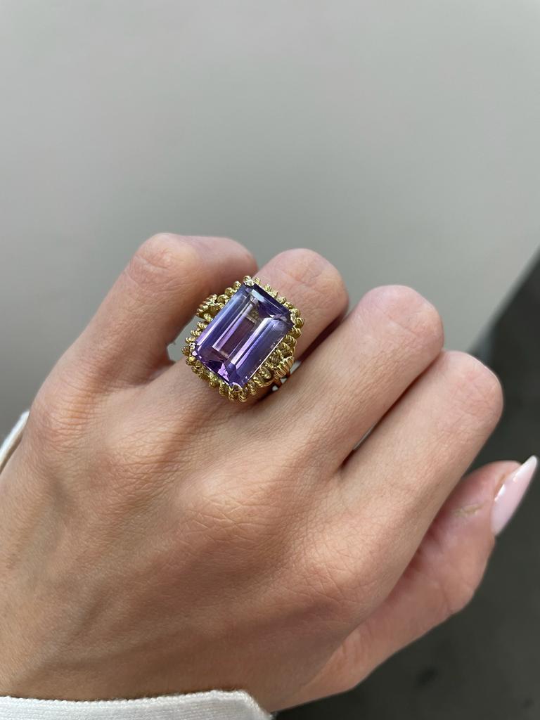 Vintage Cocktail Ring, 10 Carat Emerald Cut Amethyst, Solid 18k Yellow Gold Ring In Excellent Condition For Sale In Ramat Gan, IL