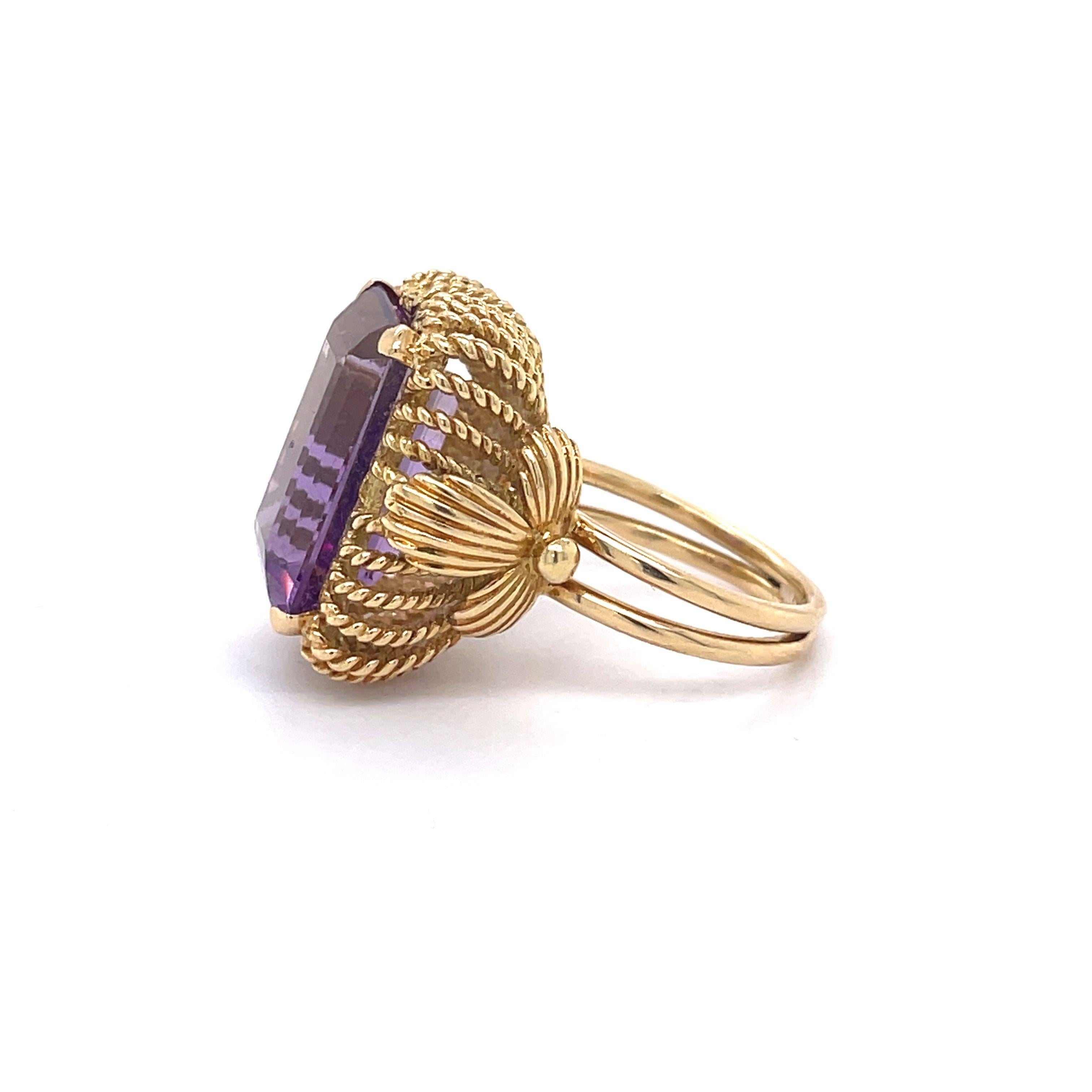 Vintage Cocktail Ring, 10 Carat Emerald Cut Amethyst, Solid 18k Yellow Gold Ring For Sale 1