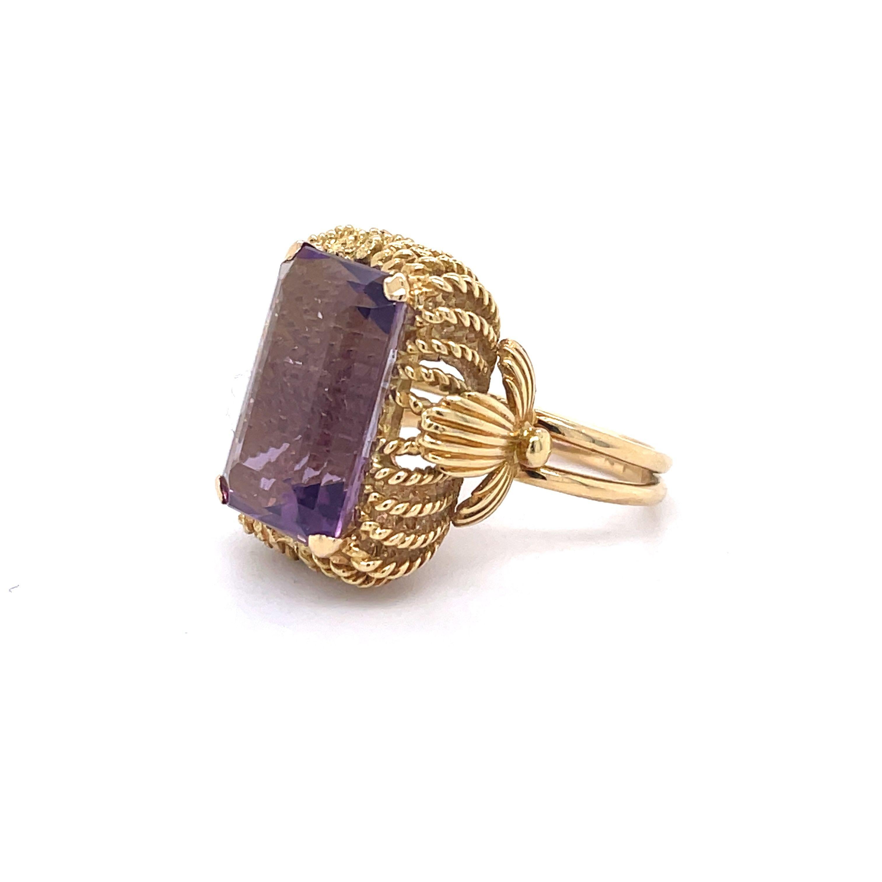 Vintage Cocktail Ring, 10 Carat Emerald Cut Amethyst, Solid 18k Yellow Gold Ring For Sale 2