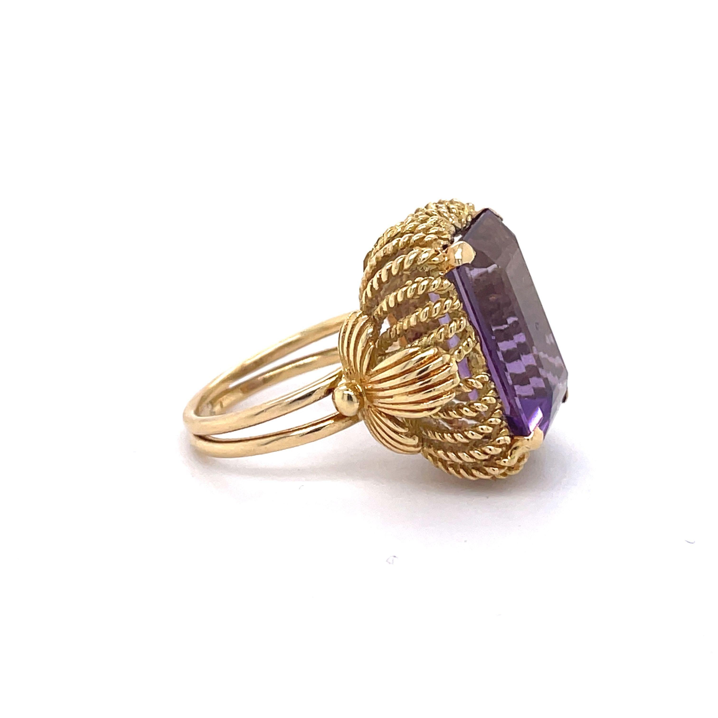 Vintage Cocktail Ring, 10 Carat Emerald Cut Amethyst, Solid 18k Yellow Gold Ring For Sale 3