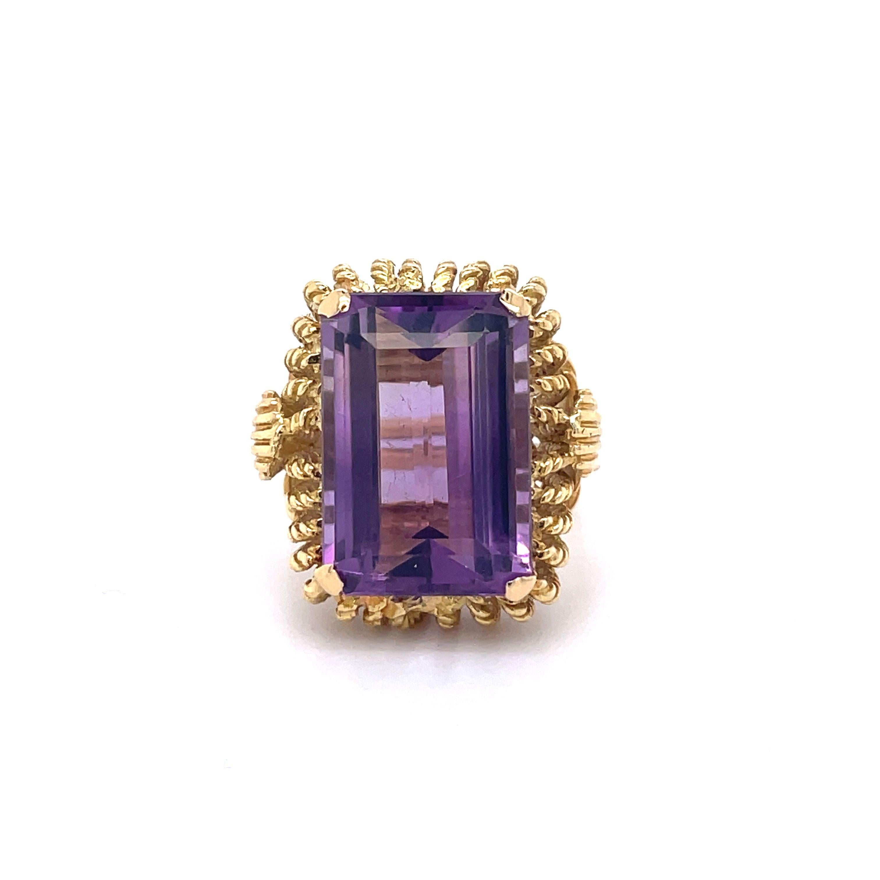 Vintage Cocktail Ring, 10 Carat Emerald Cut Amethyst, Solid 18k Yellow Gold Ring For Sale 4