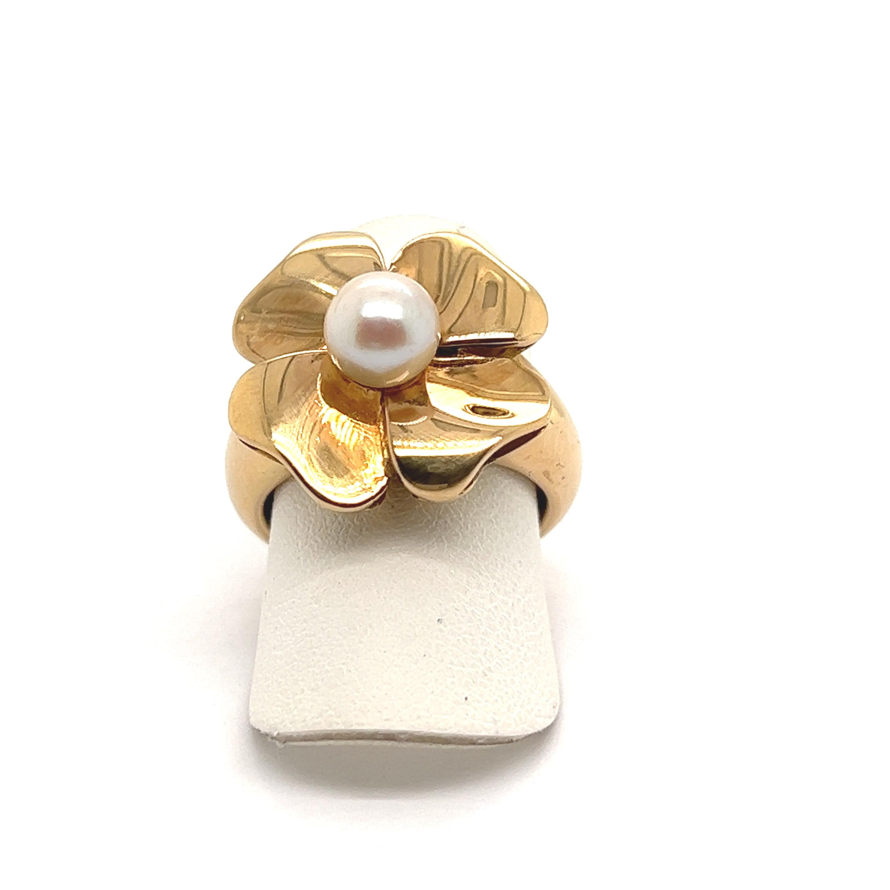 Vintage Cocktail Ring Flower Yellow Gold with Cultured Pearl.

This pretty ring from the 1980s represents a flower or a 4-leaf clover surmounted by a cultured pearl. Its reed-shaped body covers the finger well. This Vintage jewelry will seduce you
