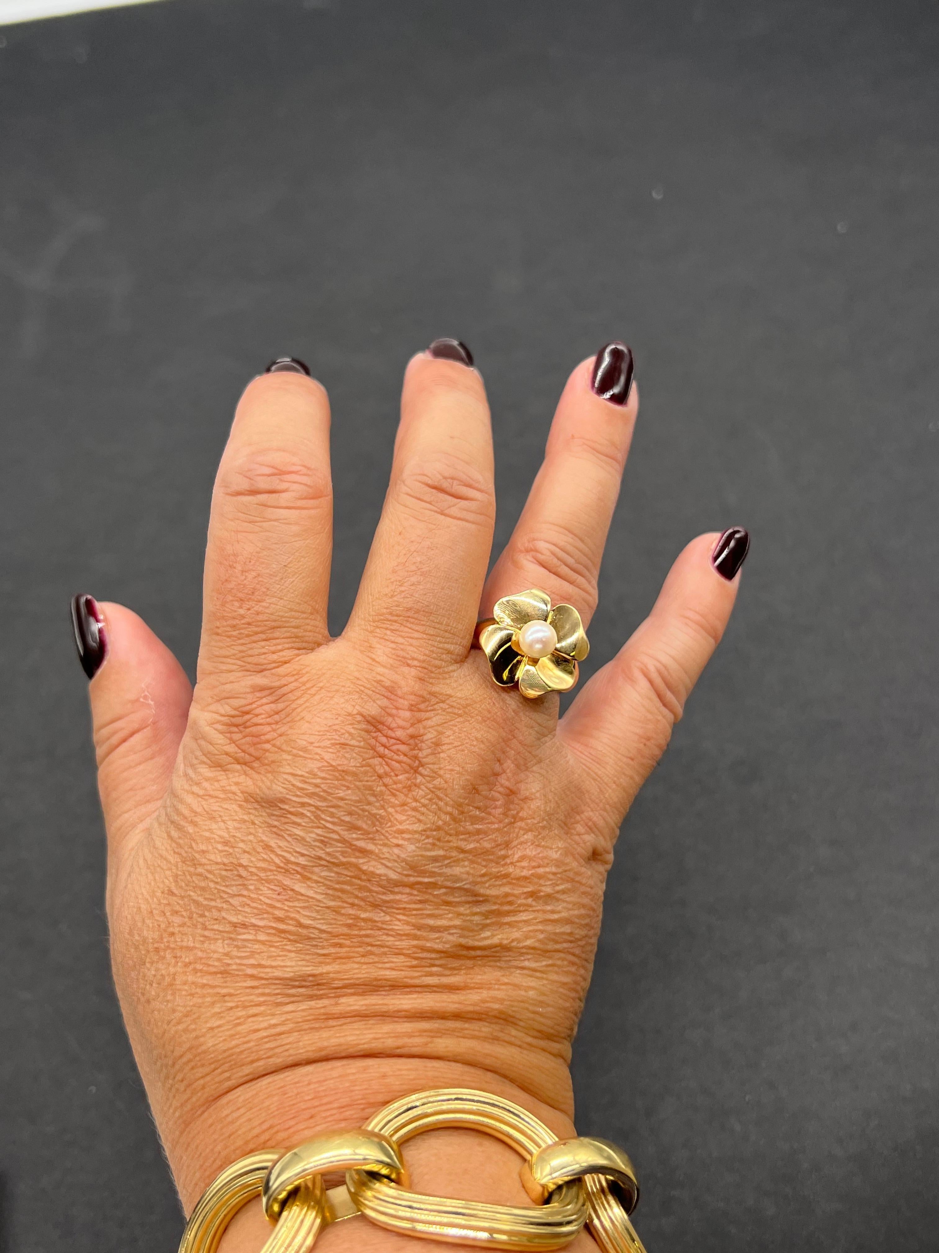 Vintage Cocktail Ring Flower Yellow Gold with Cultured Pearl In New Condition For Sale In Vannes, FR