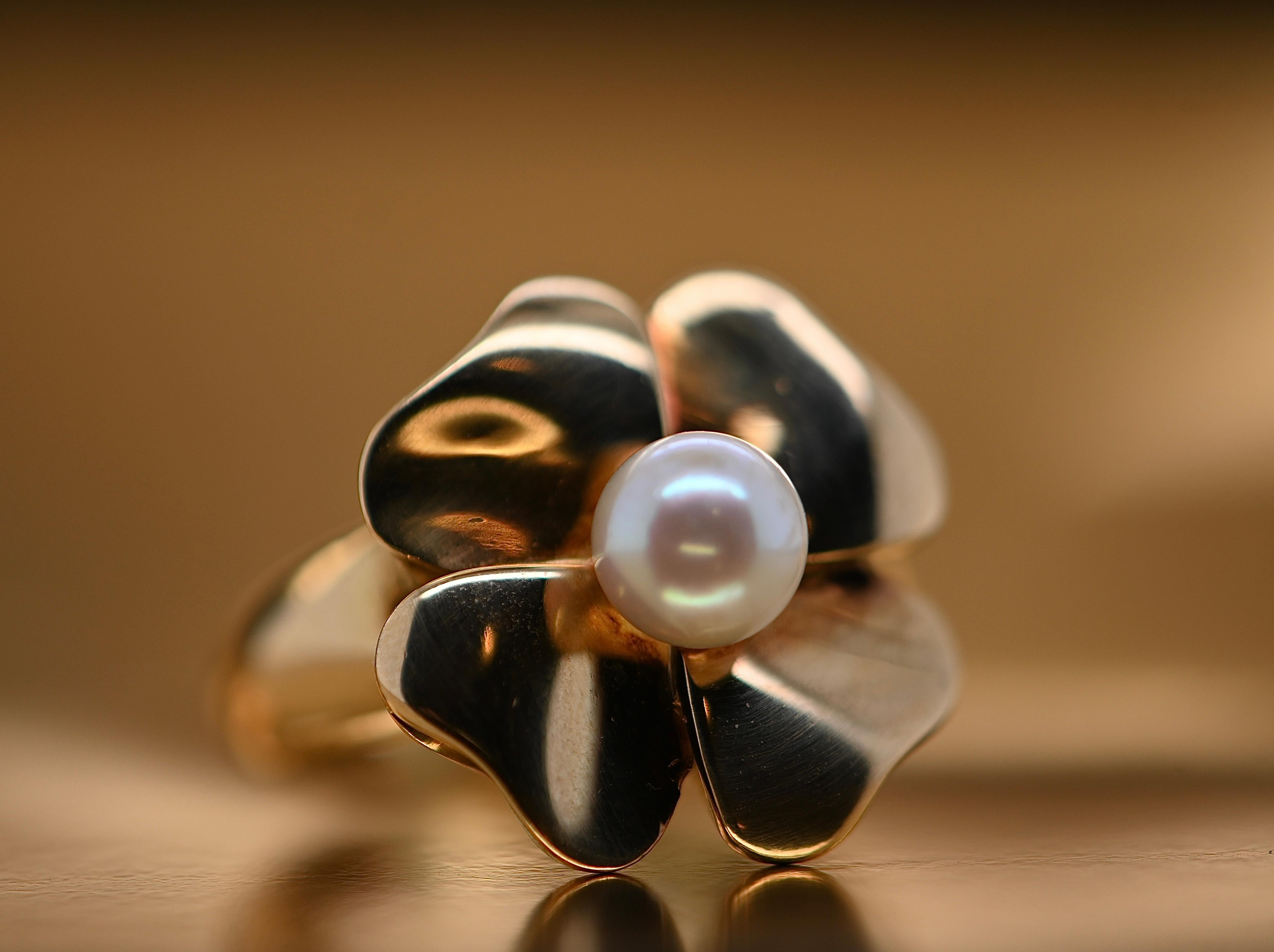 Vintage Cocktail Ring Blume Gelbgold mit Zuchtperle im Zustand „Neu“ in Vannes, FR