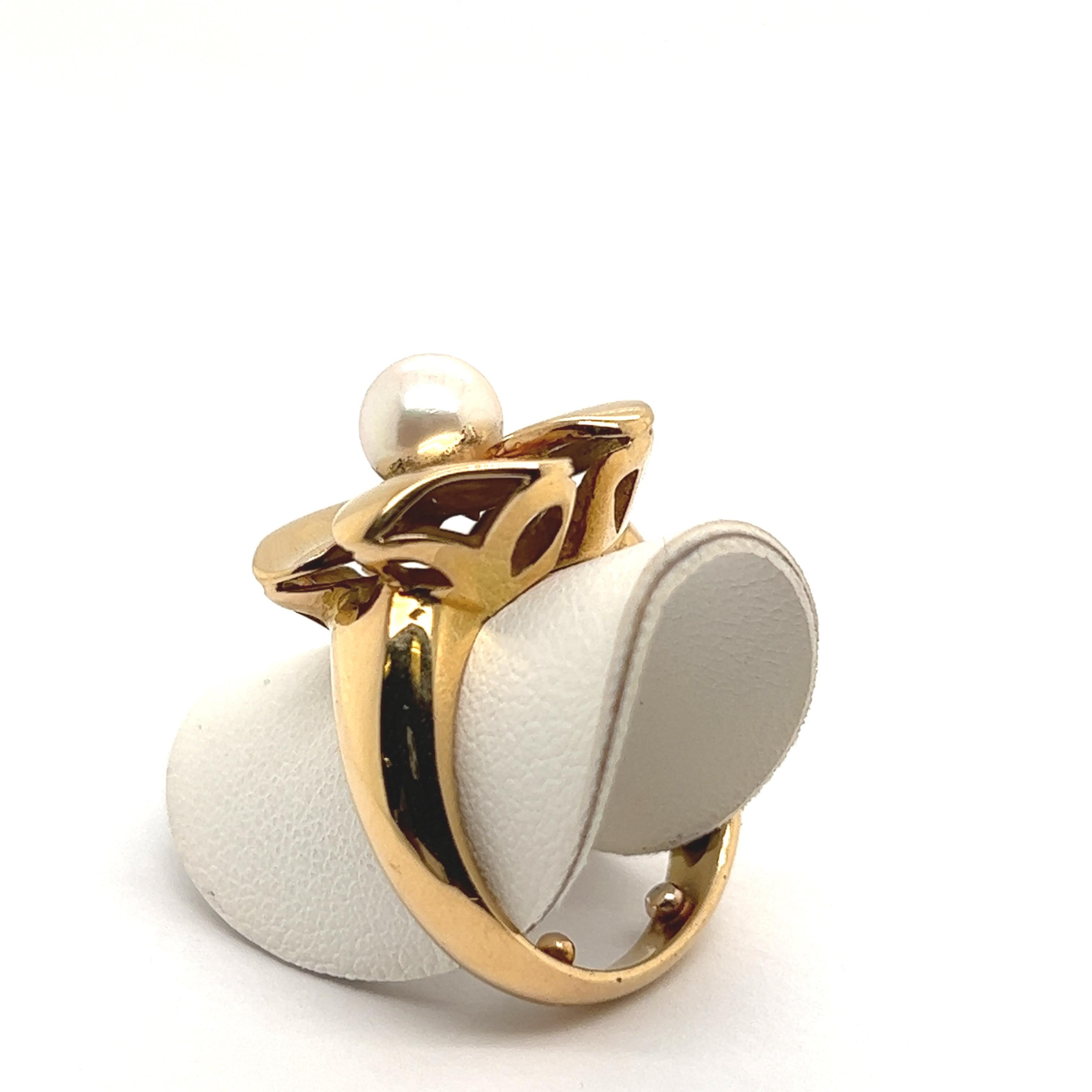 Women's or Men's Vintage Cocktail Ring Flower Yellow Gold with Cultured Pearl For Sale