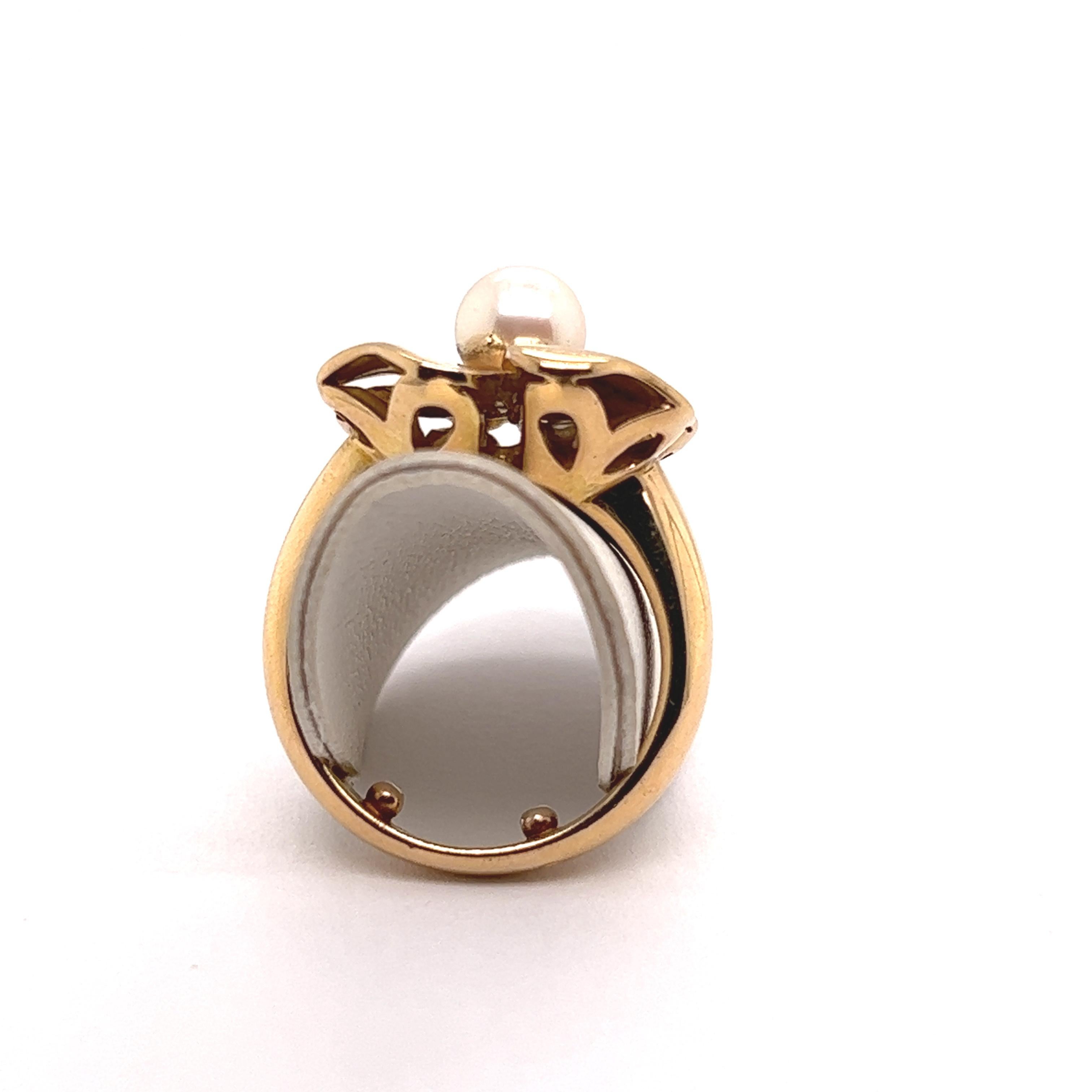 Vintage Cocktail Ring Flower Yellow Gold with Cultured Pearl For Sale 1