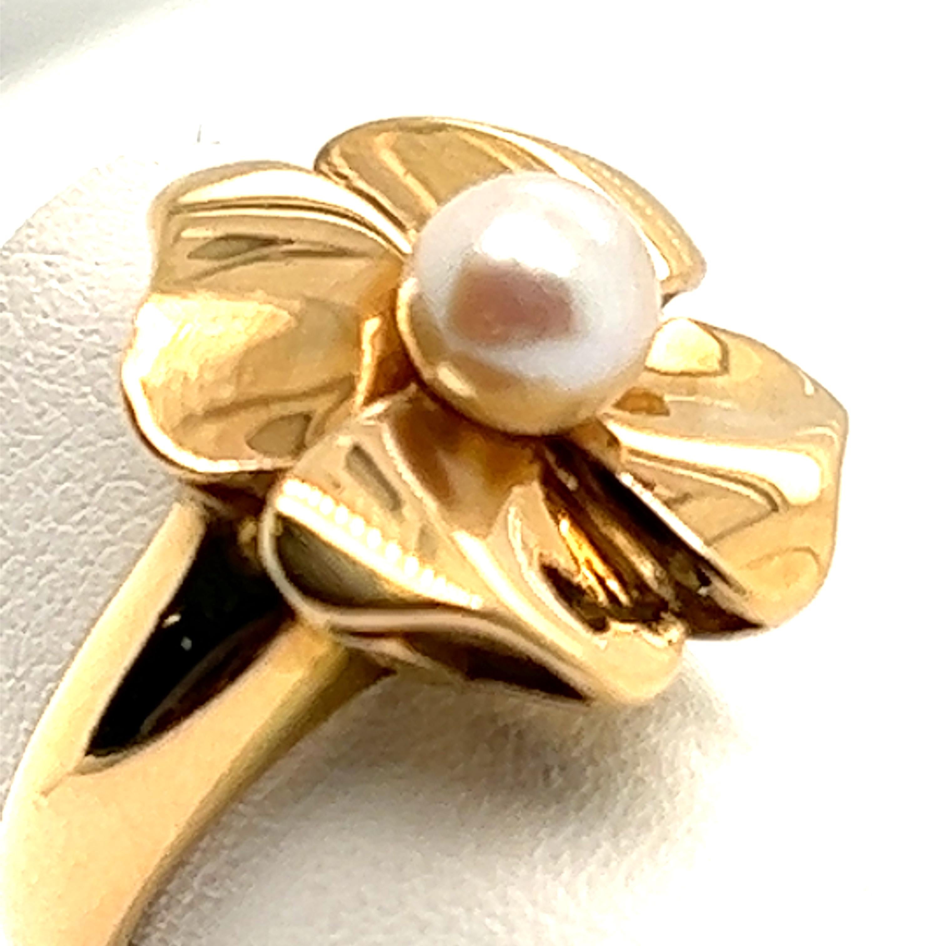 Vintage Cocktail Ring Flower Yellow Gold with Cultured Pearl For Sale 2