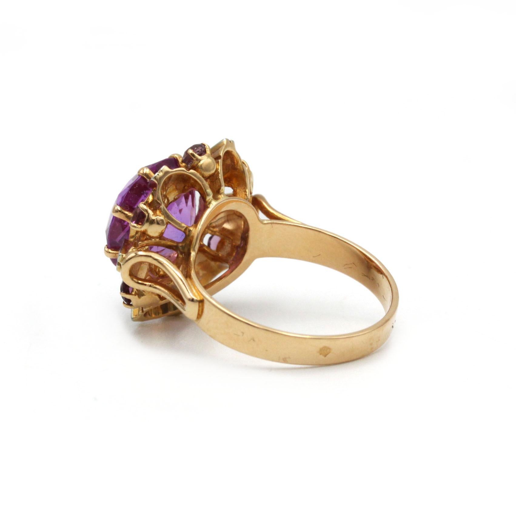Anillo de cóctel vintage con amatista y detalles dorados, años 60 Retro en venta