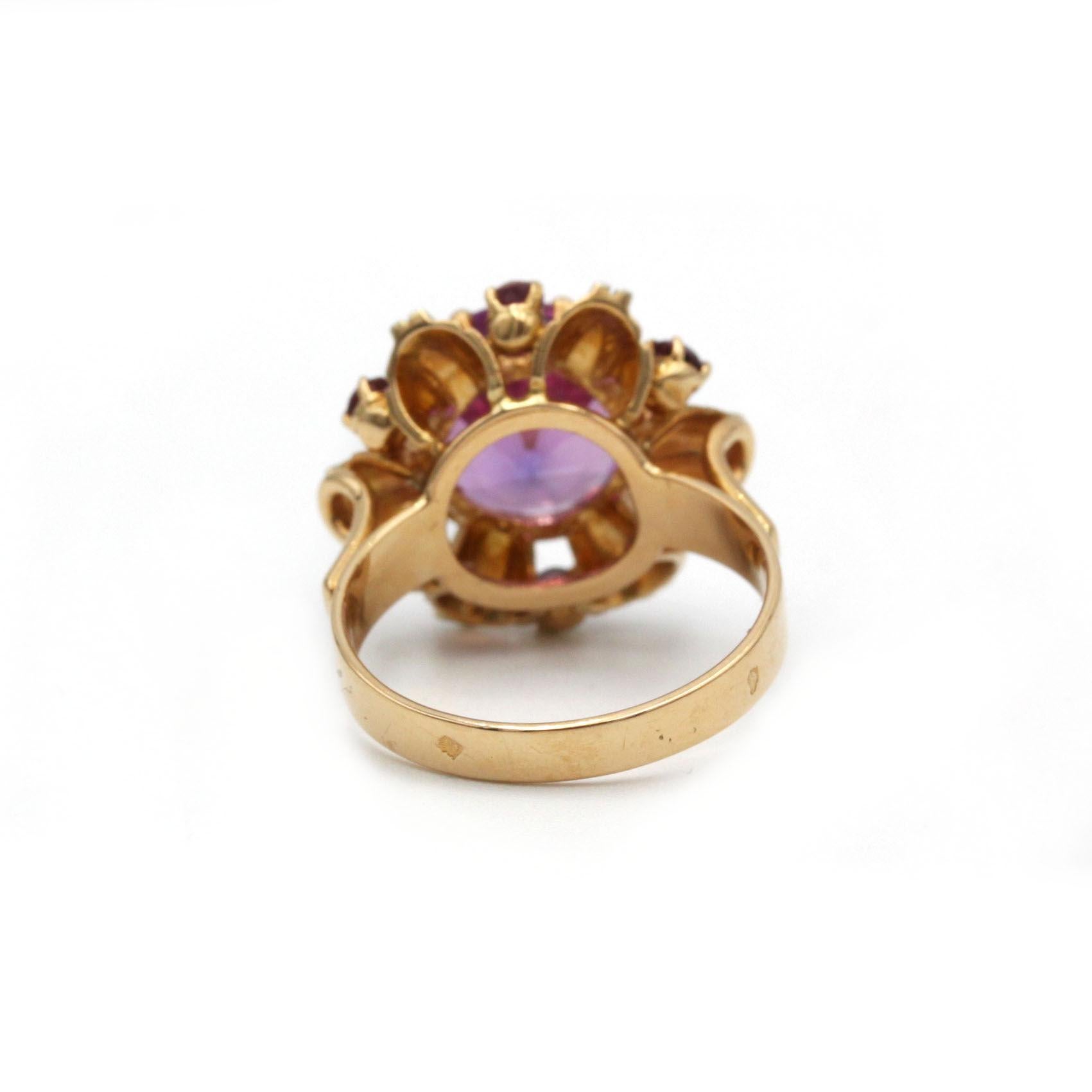 Anillo de cóctel vintage con amatista y detalles dorados, años 60 Corte redondo en venta