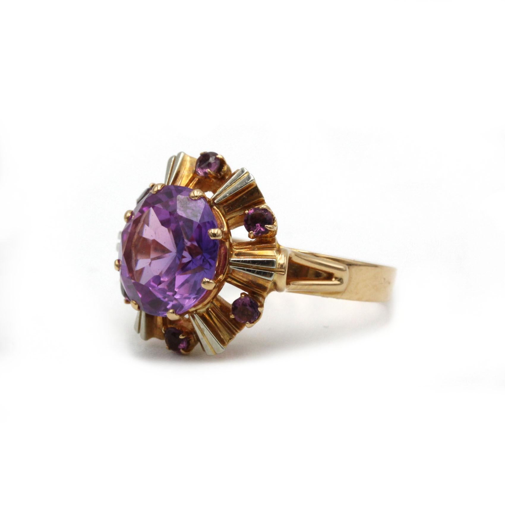 Anillo de cóctel vintage con amatista y detalles dorados, años 60 en Bueno estado para la venta en MONTMORENCY, FR