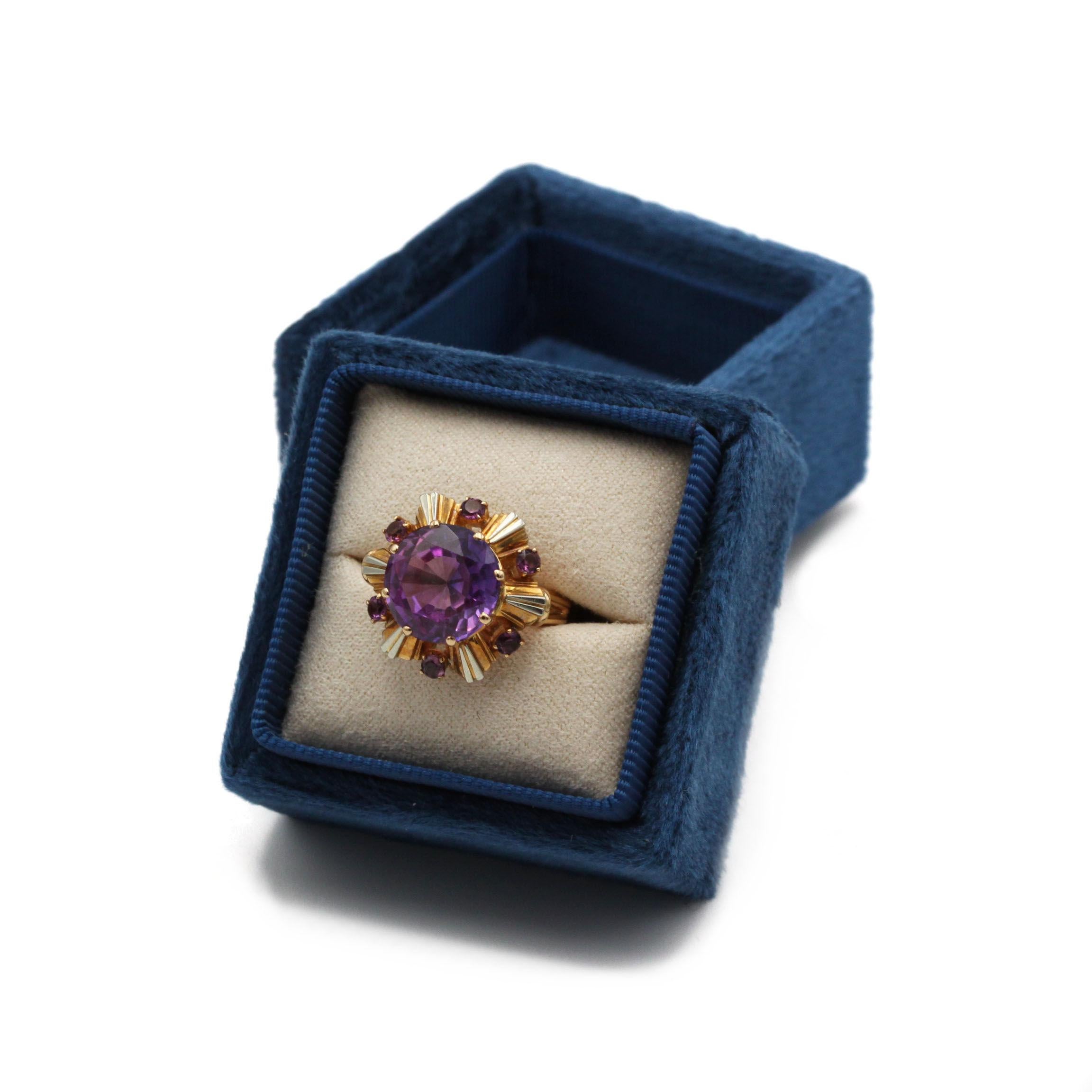 De las mujeres Anillo de cóctel vintage con amatista y detalles dorados, años 60 en venta