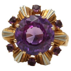 Anillo de cóctel vintage con amatista y detalles dorados, años 60