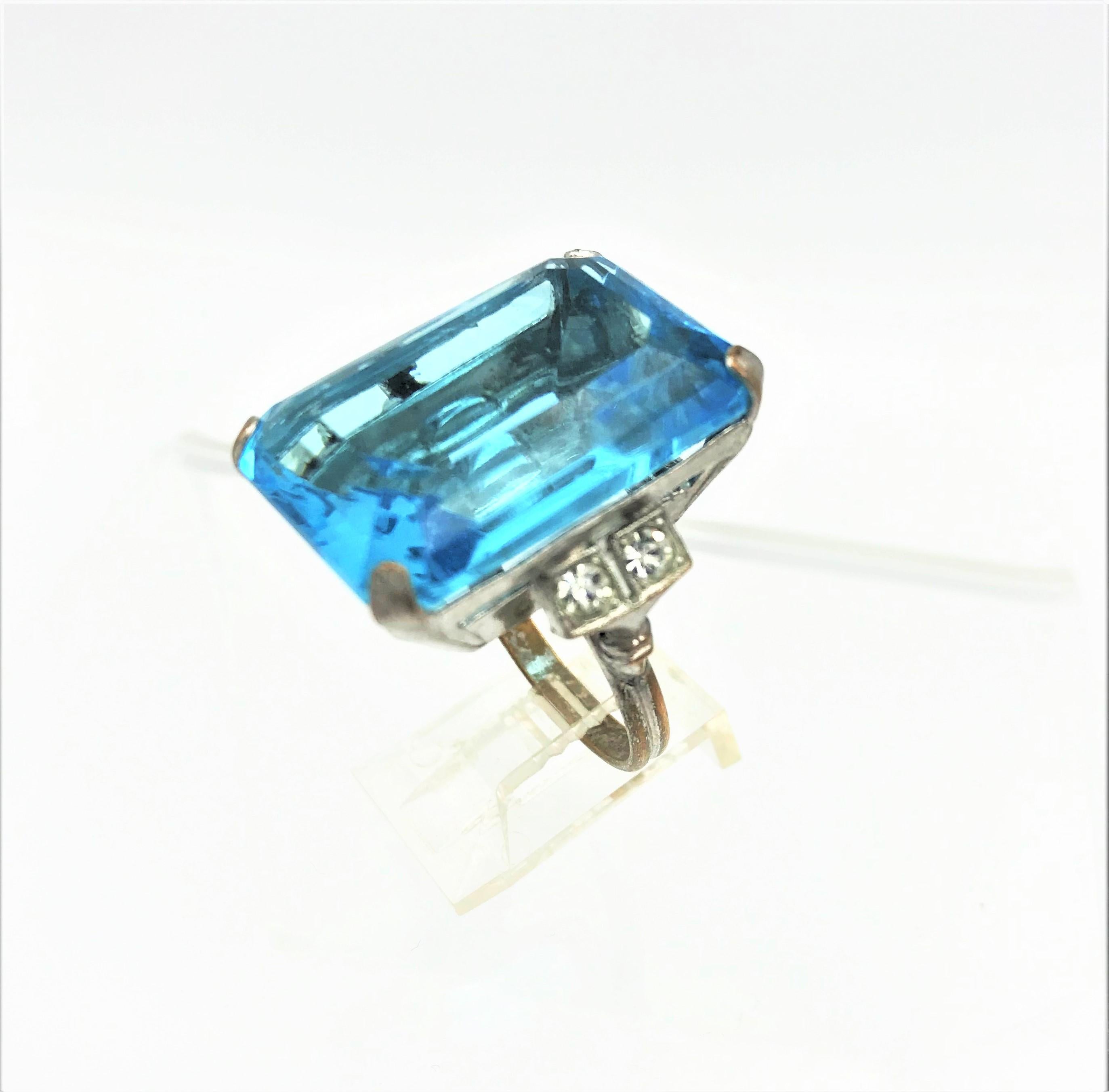 A very attractive cocktail ring with a large cut aqua rhinestone stone, 2 small rhinestones on each side. Size 58

Size of the aqua stone 2,5 cm/1