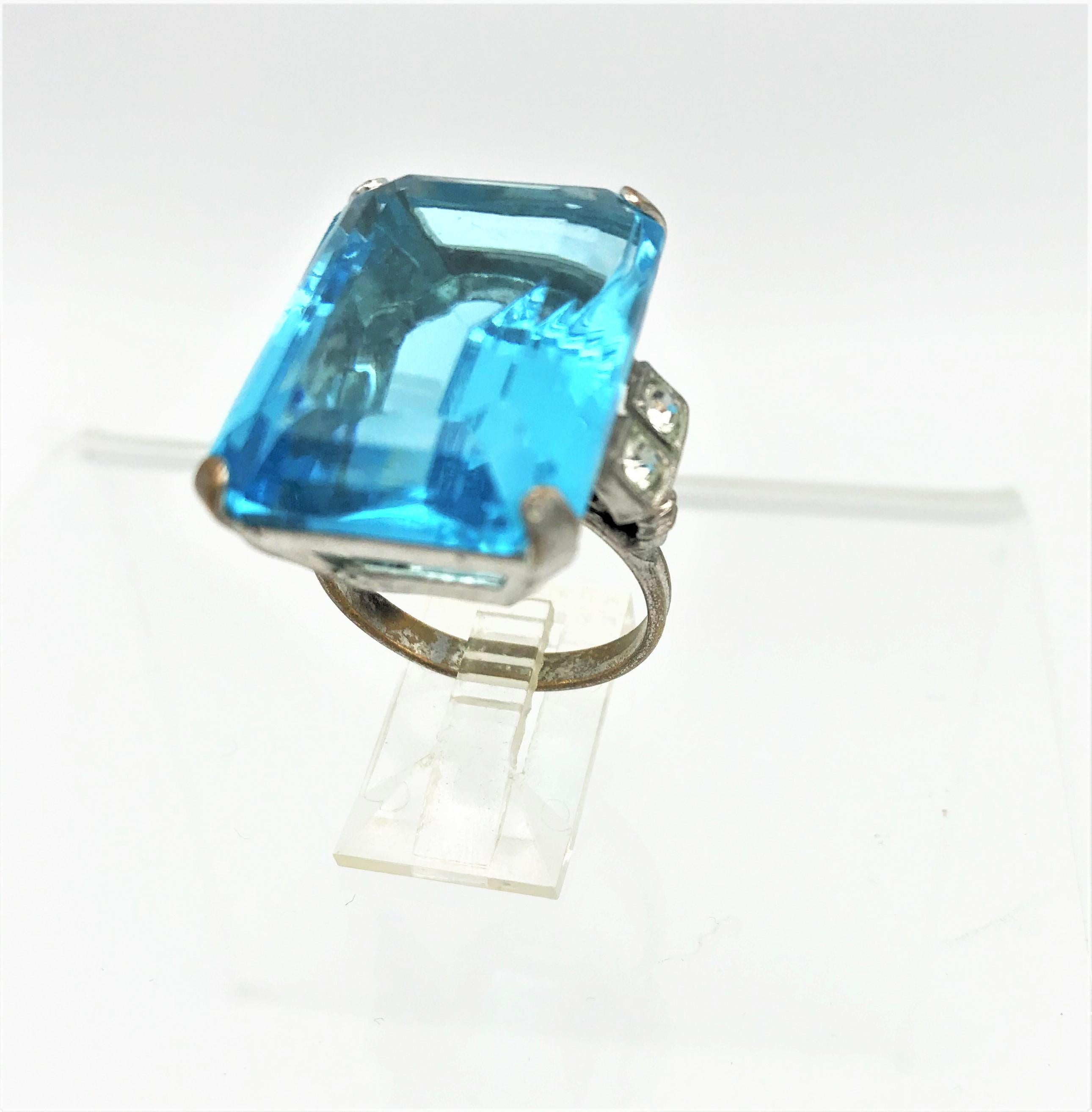 Vintage Cocktail ring with large cut aqua rhinestones, 1940s USA In Good Condition In Stuttgart, DE