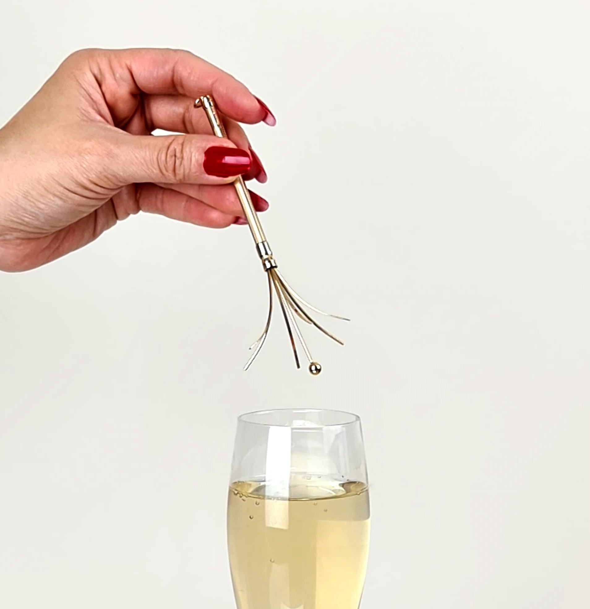 Why not stir things up with this venerable vintage 9ct yellow gold swizzle stick, the original purpose of which was to eliminate the bubbles in champagne, more commonly now used to stir cocktails. The round engine-turned barrel extends by moving the