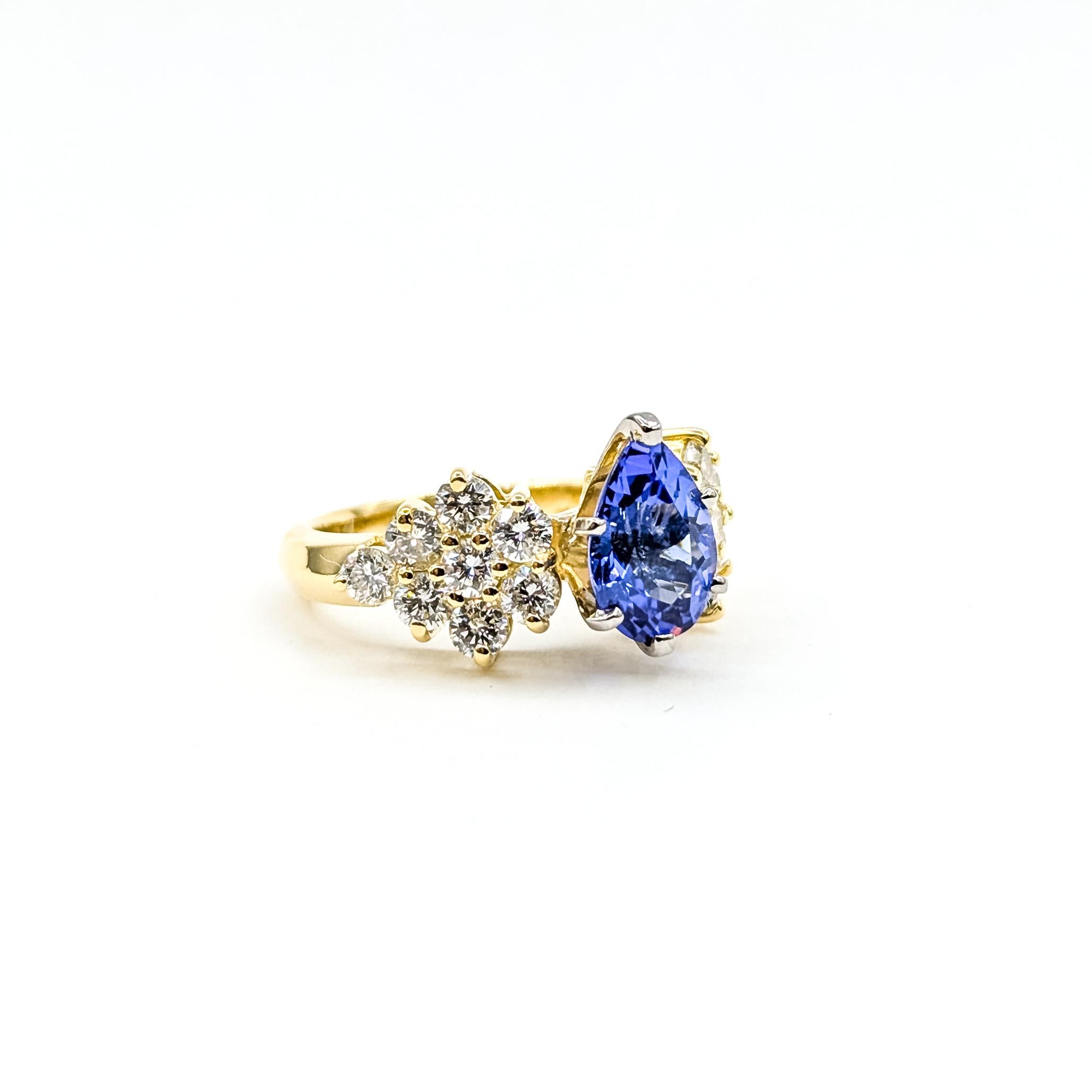 Anello cocktail vintage con tanzanite e diamanti in 18 carati

Questo anello è realizzato in oro giallo 18 carati e presenta una tanzanite blu-viola incastonata in un audace design a cocktail. Un vero esempio di epoca Vintage. La tanzanite pesa