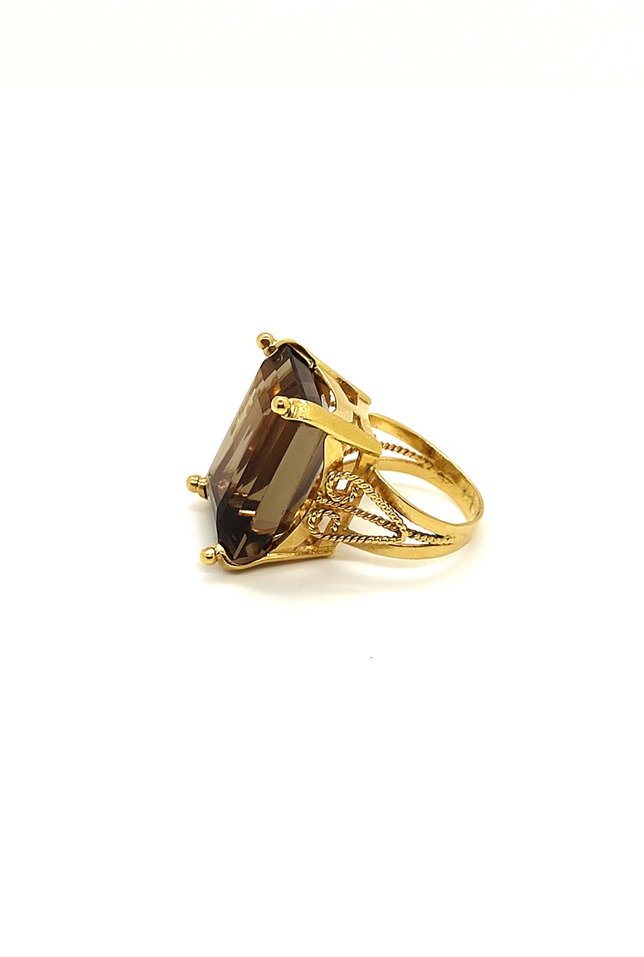 Vintage-Cocktailring aus 14k Gelbgold aus den 60er - 70er Jahren des XX Jahrhunderts, verziert mit einem braunen Topas in der Mitte in einer rechteckigen Form von 16,13 x 21,83 mm 
Die Eleganz und Raffinesse dieses Rings versetzen uns in eine andere