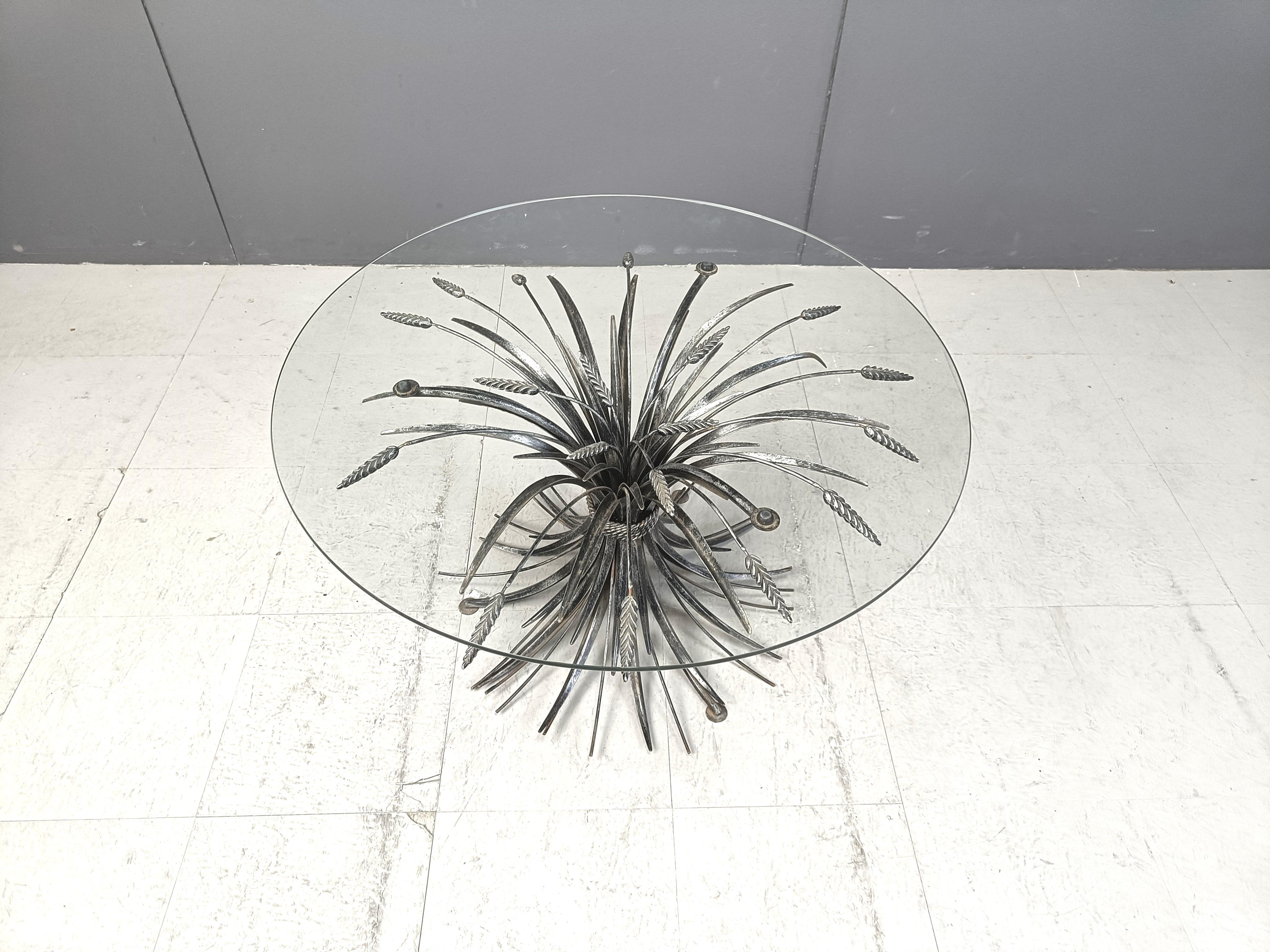 Table basse vintage Coco Chanel.

La table porte le nom de la célèbre reine de la mode Gabrielle Bonheur Chanel, car elle figurait dans son appartement.

Coco Chanel était une femme superstitieuse. 