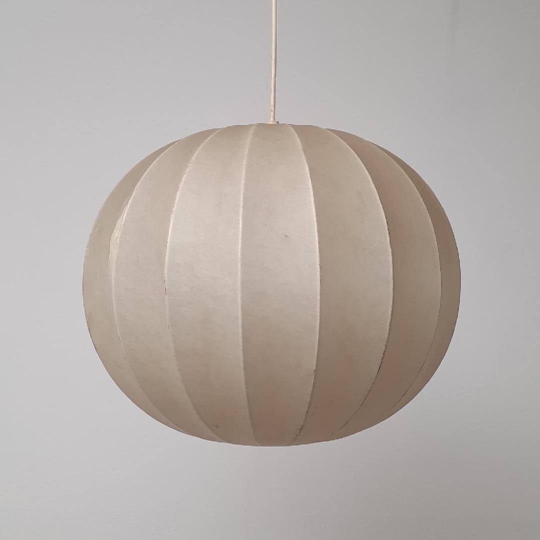 
Original vintage cocoon chandelier created in the 1960s from the inspiration of the Castiglioni brothers who created several models of the most varied shapes, for Flos brand.

The chandelier looks very worn, although structurally intact.

It has