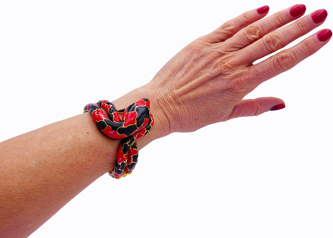 Superbe bracelet en serpent du designer vénitien Attilio Codognato. 
En or jaune 18 carats et émail.
Mesure :  2