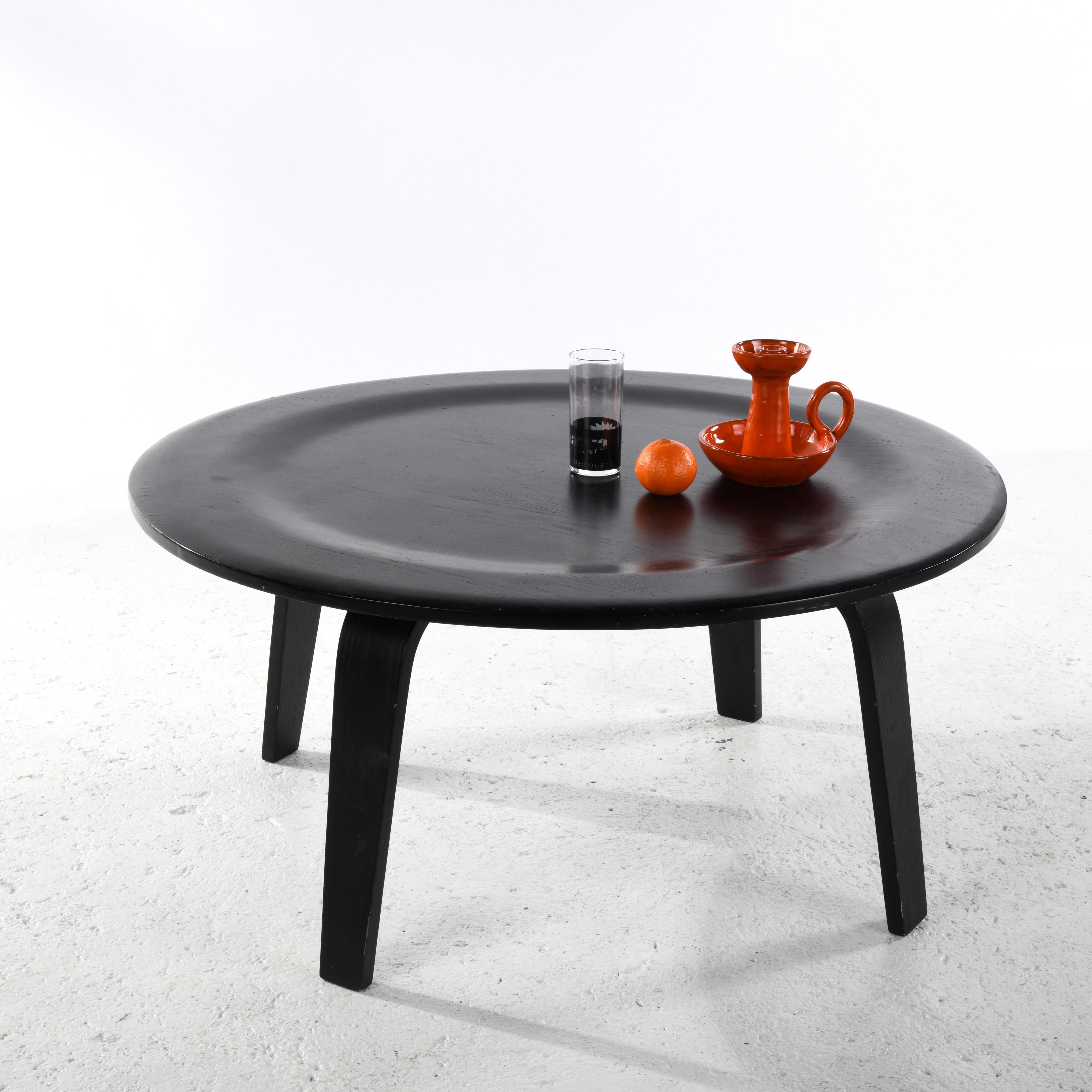 CTW coffee table in moulded and painted plywood, designed by Ray and Charles Eames in 1946. From 1994 onwards, the publisher Hermann Miller offered the fourth generation of this model, with coloured painted versions and not just in stained natural
