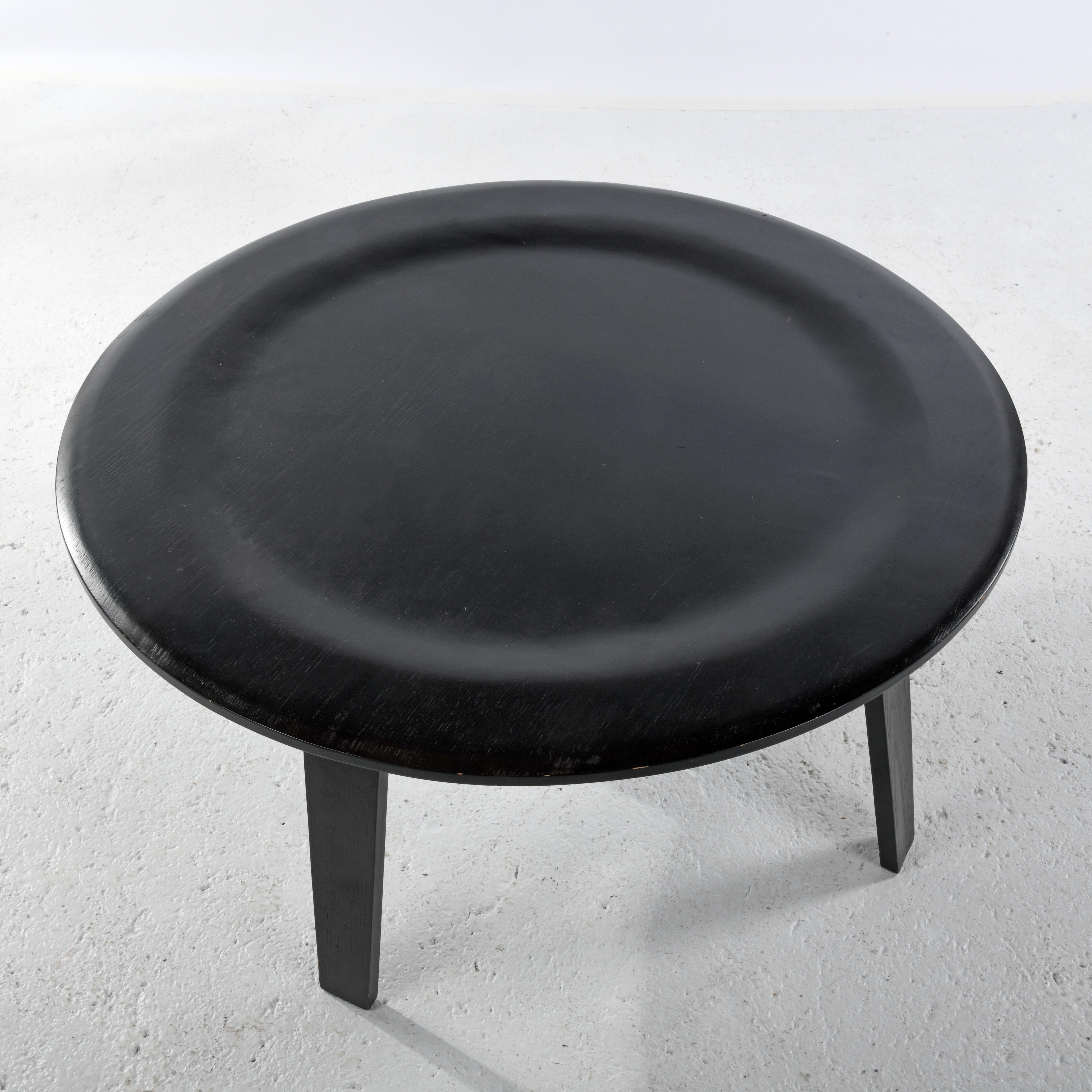Molded Vintage coffe table CTW designed by Ray & Charles Eames For Sale