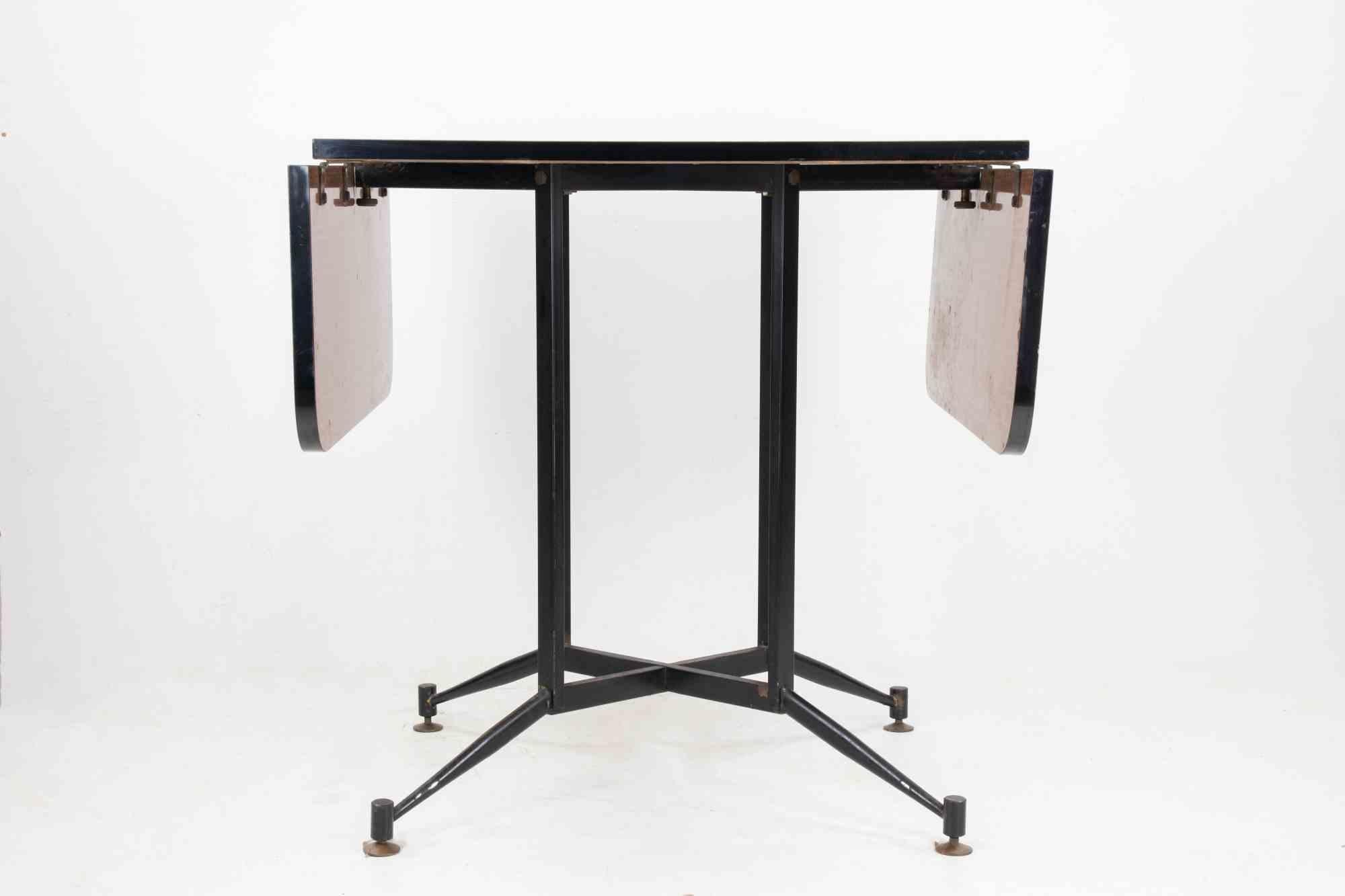 Vintage Couchtisch von einer italienischen Manufaktur aus den 1950er Jahren.

Holz, Laminat, lackiertes Eisen und Messing.

Sehr guter Zustand.

