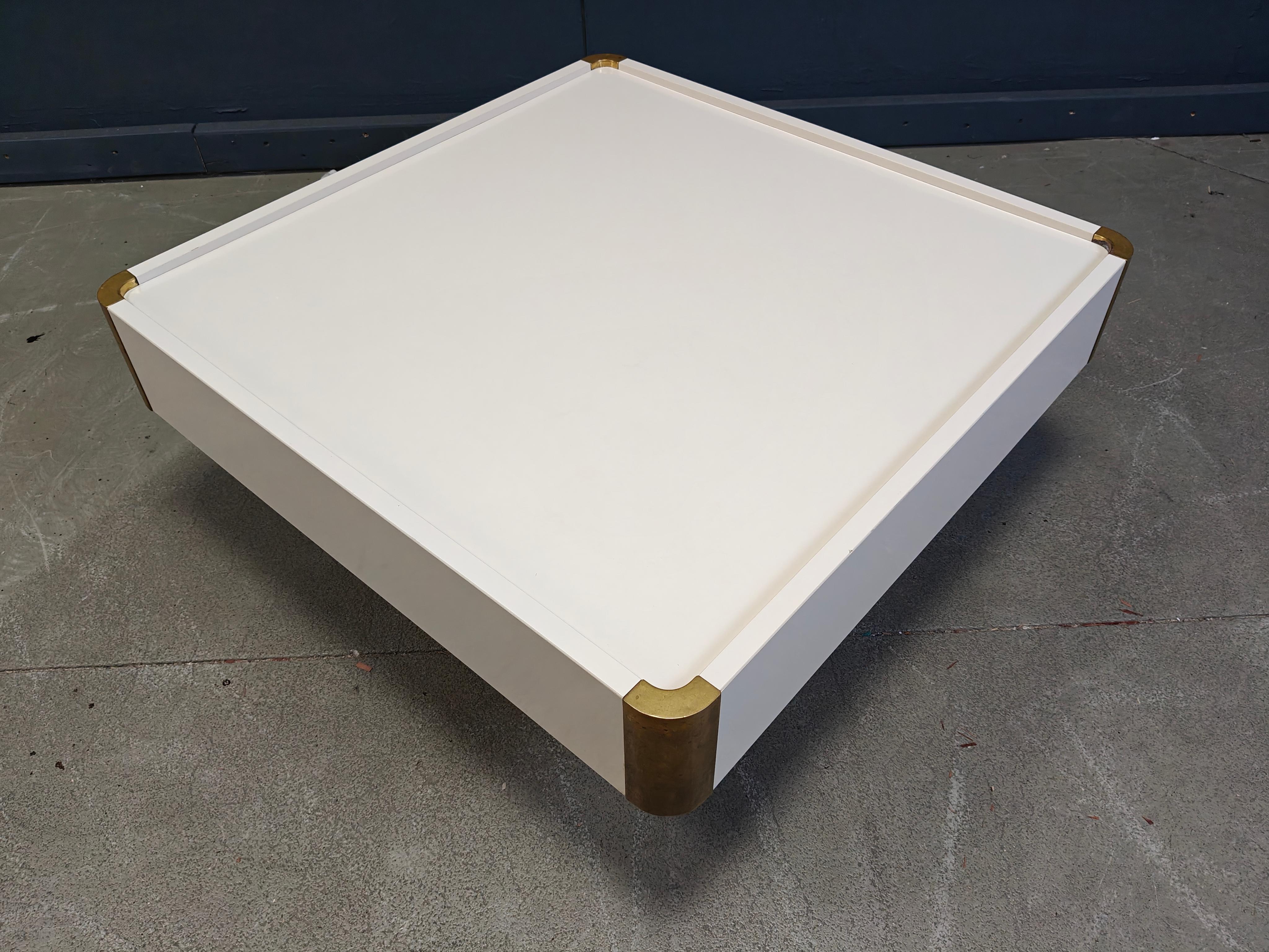 Table basse vintage en bois laqué avec coins en laiton par Willy Rizzo pour Mario Sabot.

Design/One 

Bon état avec une belle patine sur le laiton.

Années 1970 - Italie

Dimensions :

Hauteur : 33cm
Largeur x profondeur : 80cm

Réf. :