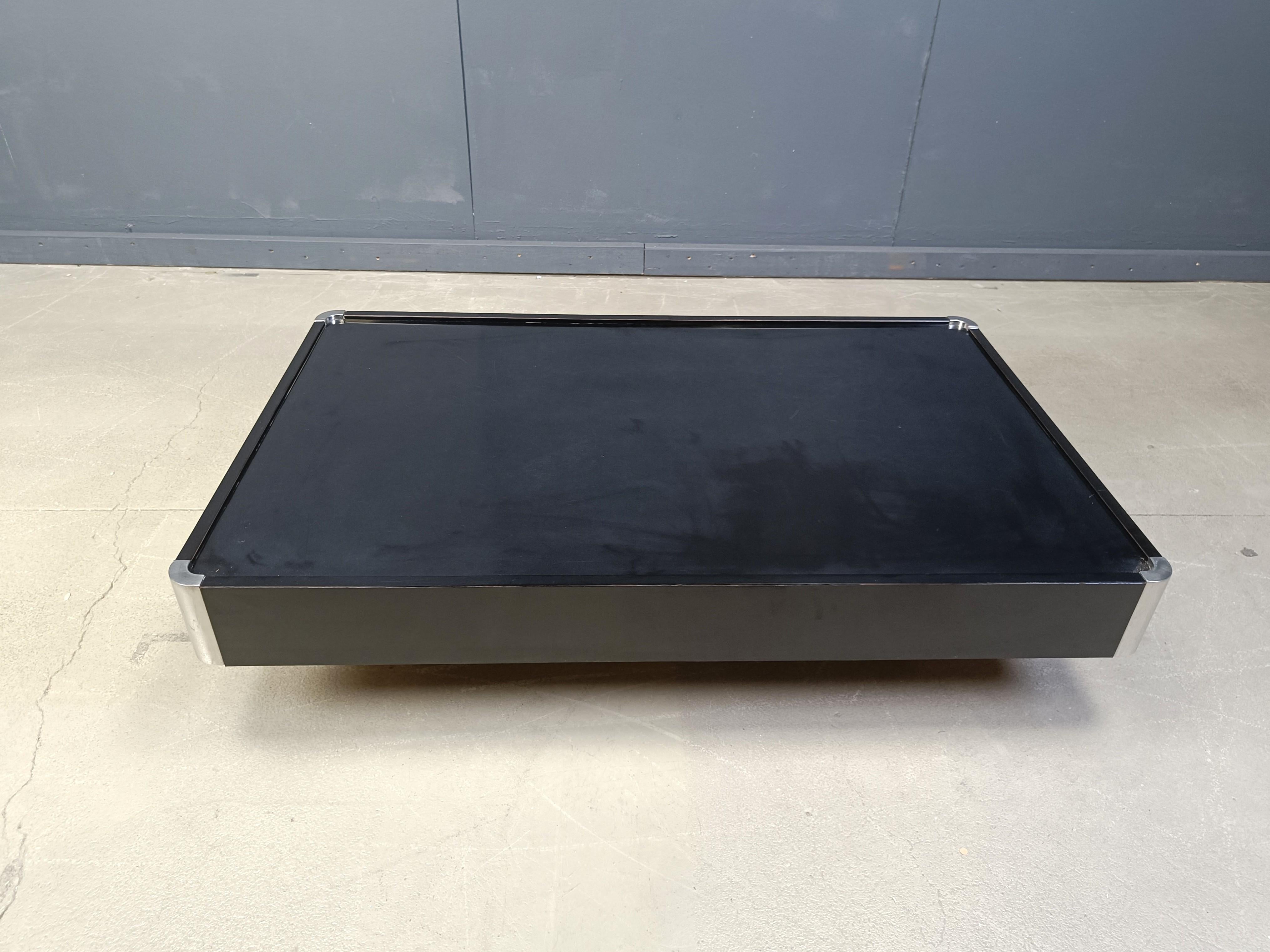 Table basse vintage rectangulaire en bois laqué noir avec coins chromés attribuée au designer italien Willy Rizzo pour Mario Sabot.

Design/One 

Bon état avec usure normale.

Années 1970 - Italie

Dimensions :

Hauteur : 28cm
Largeur : 130