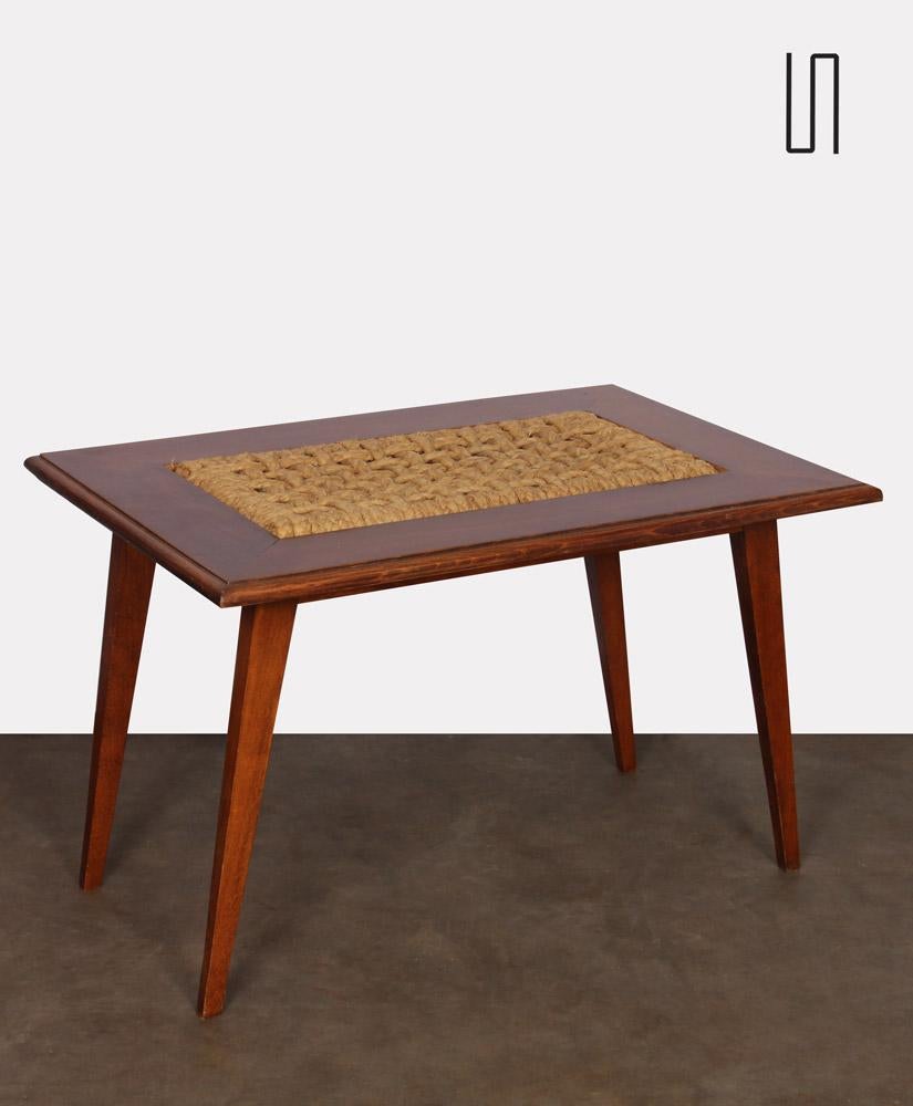 Cette table basse datant des années 1960 est conçue par le couple de designers français Adrien Audoux & Frida Minet. Il est édité par Vibo.  La structure est en bois de hêtre massif et le centre de corde est amovible. Ce meuble est en bon état